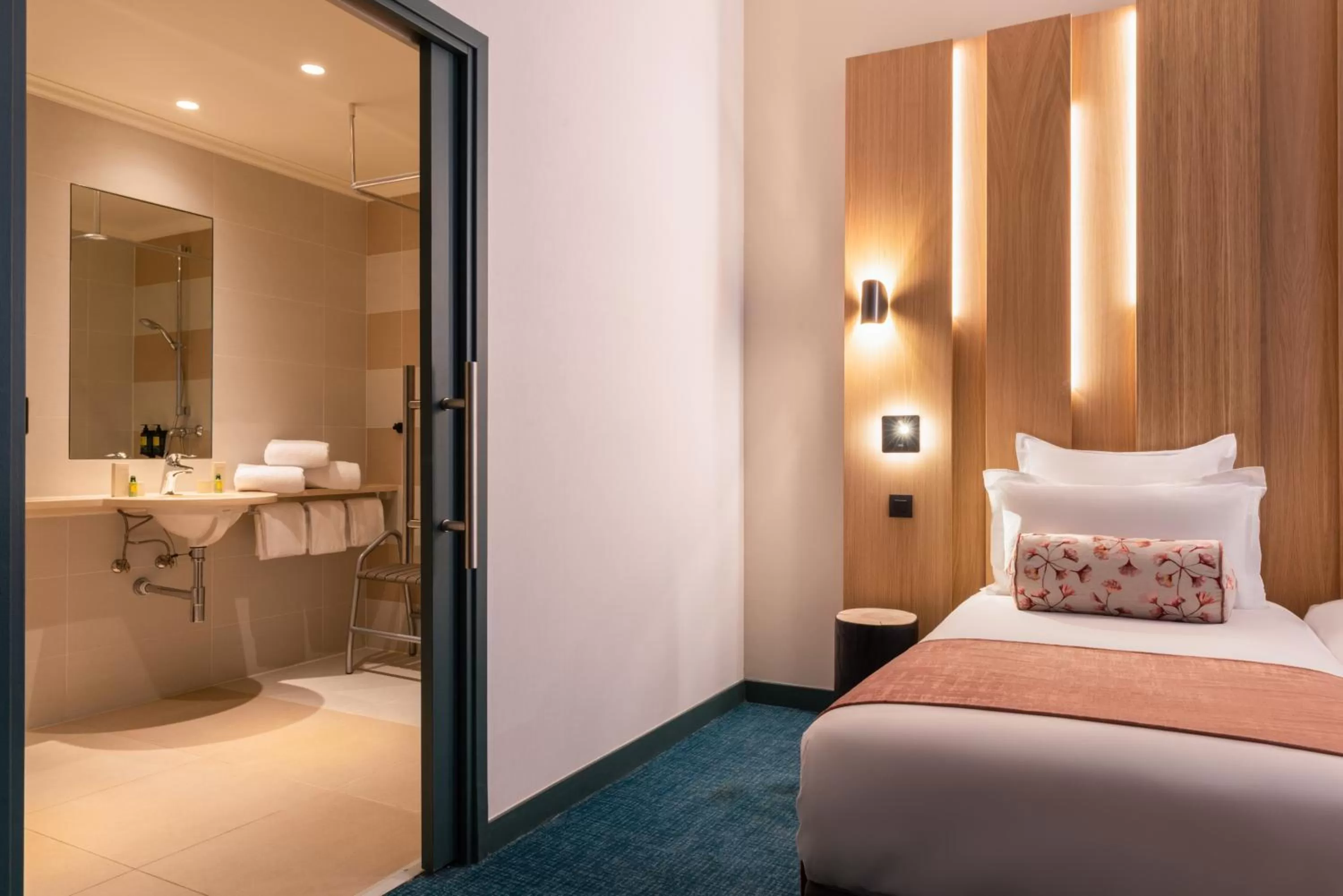 Bedroom, Bed in Leonardo Boutique Hotel Paris Opera