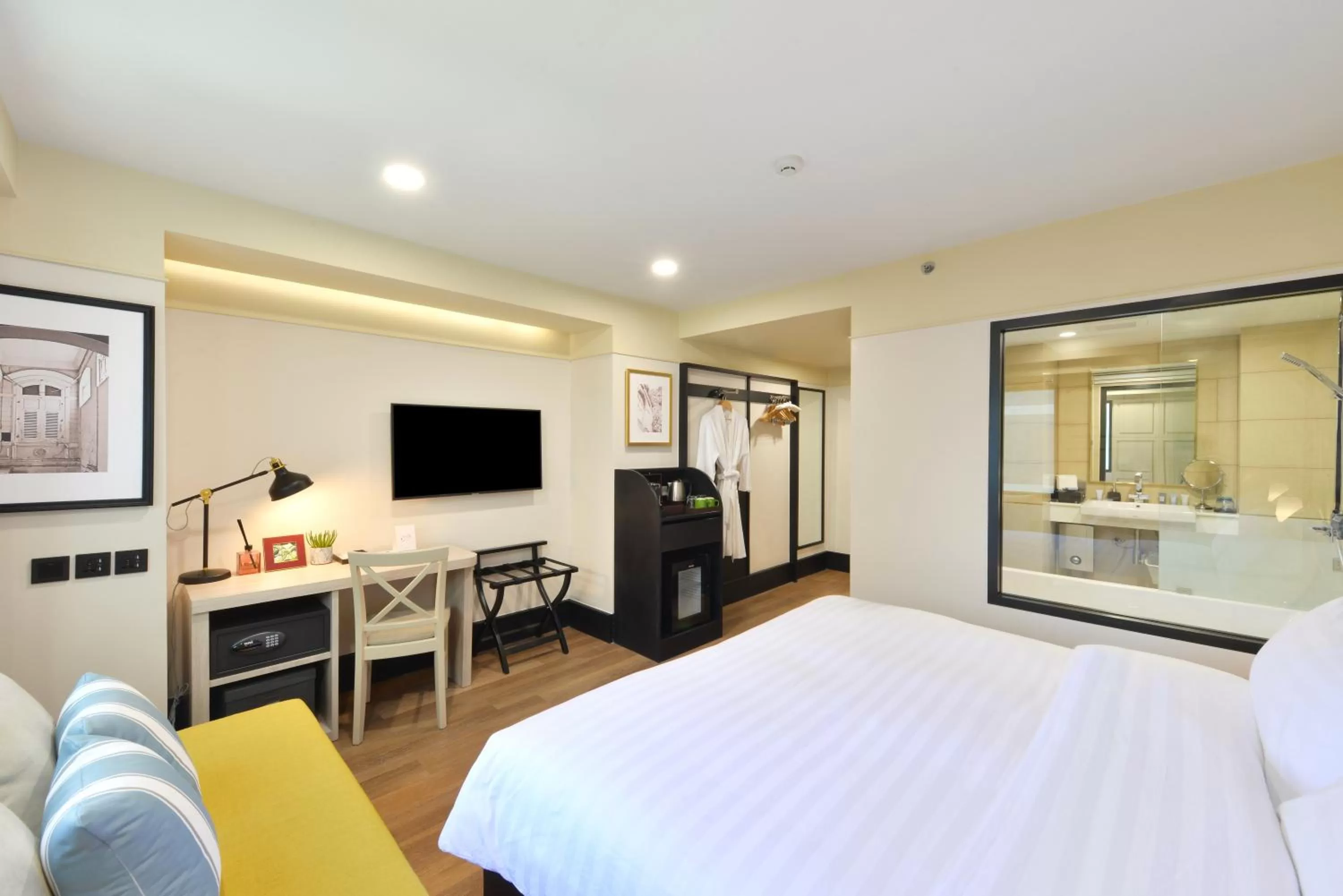 Photo of the whole room, Bed in Oakwood Hotel & Residence Bangkok
