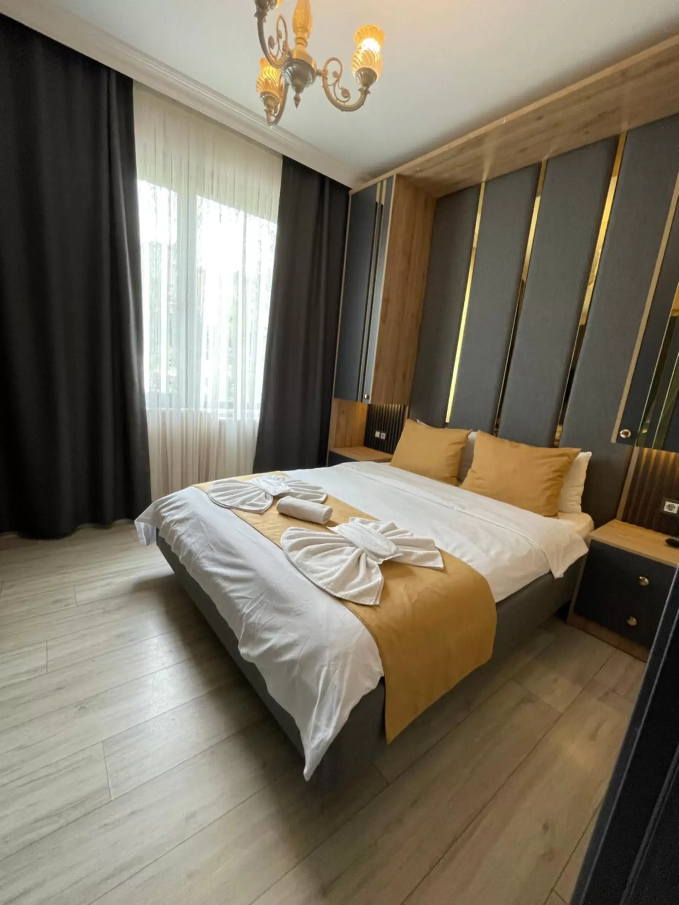 Photo of the whole room, Bed in New Taksim Hotel