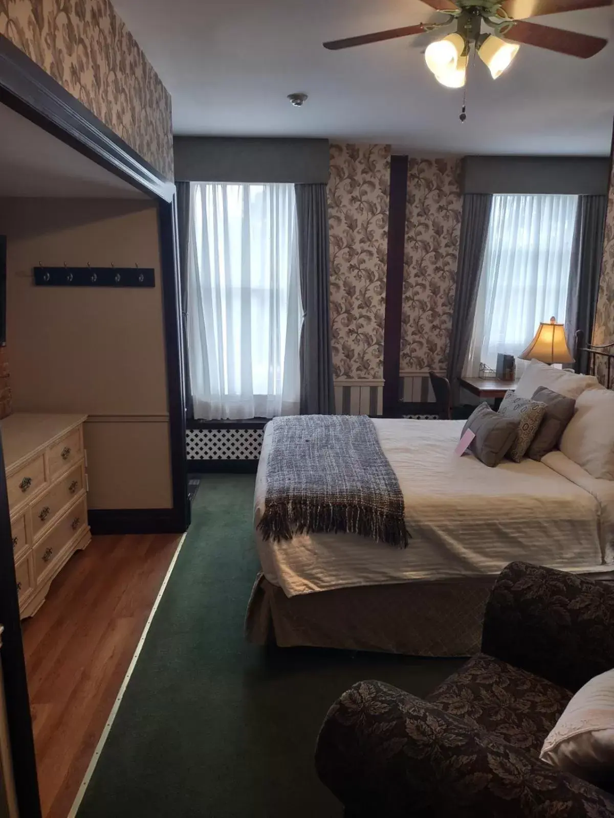 Bedroom, Bed in The King George Inn