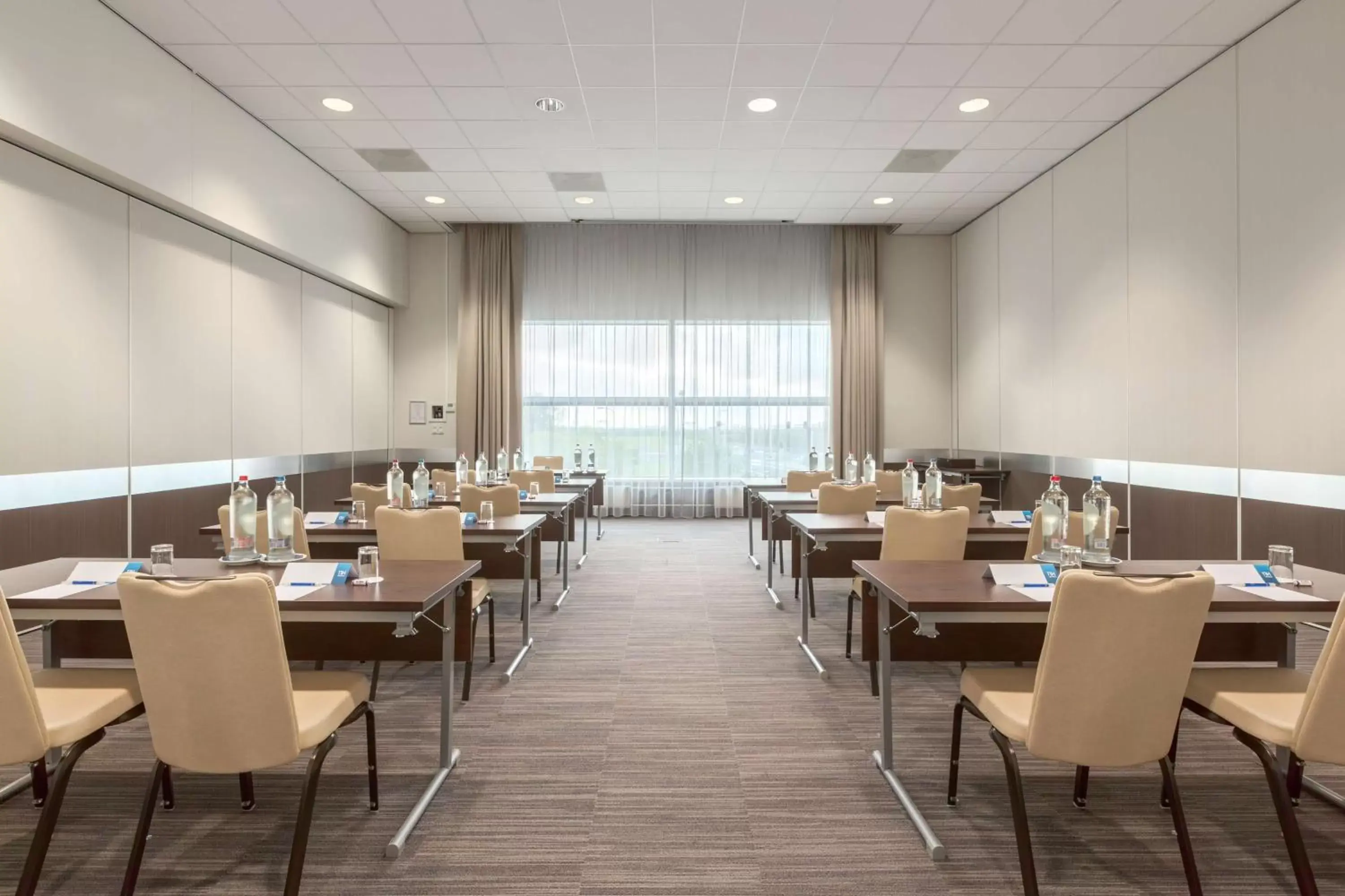 Meeting/conference room, Restaurant/Places to Eat in NH Amsterdam Schiphol Airport