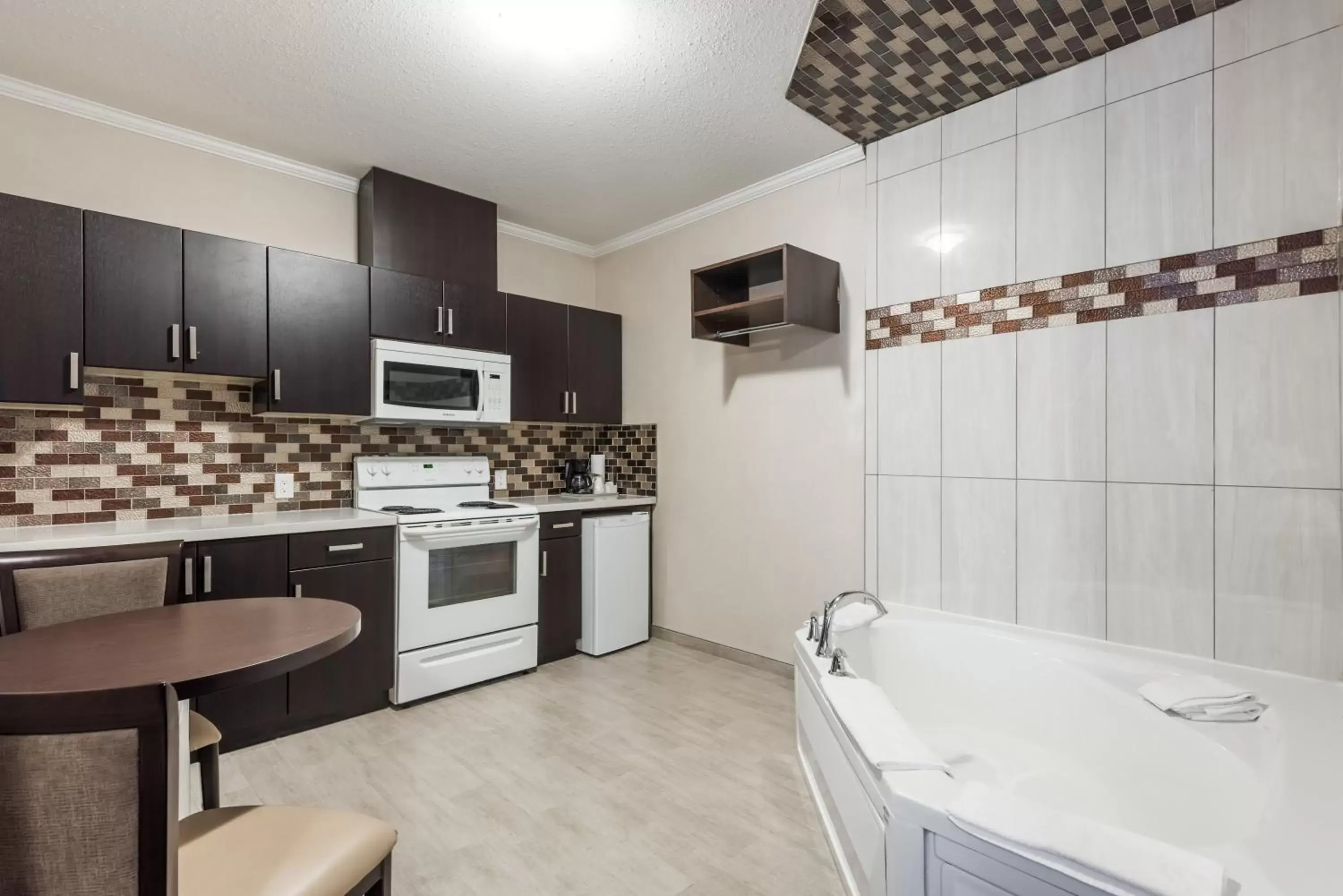 Hot Tub, Kitchen/Kitchenette in Super 8 by Wyndham Watrous