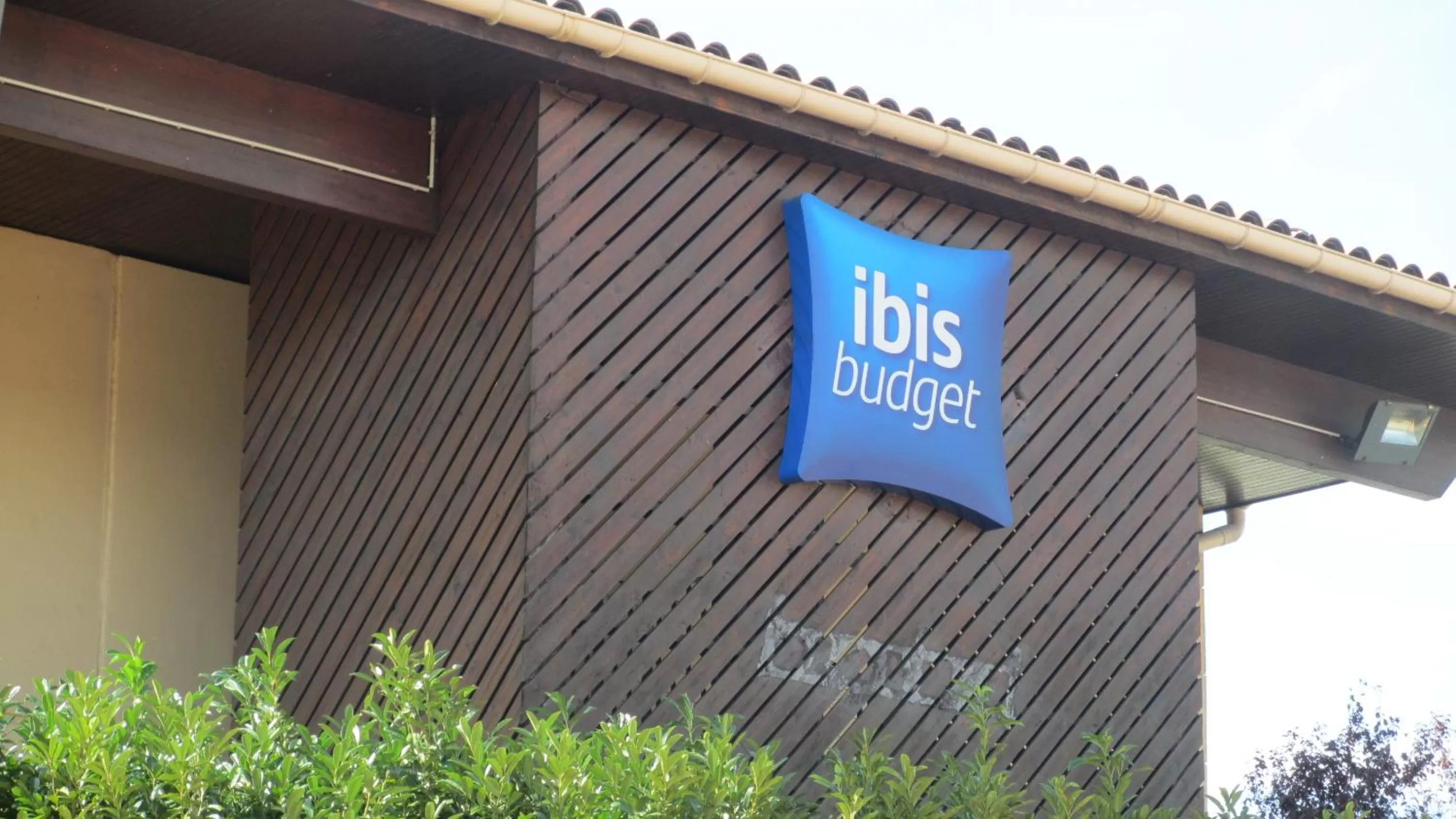 Facade/entrance in IBIS Budget Aix en Provence Est Le Canet
