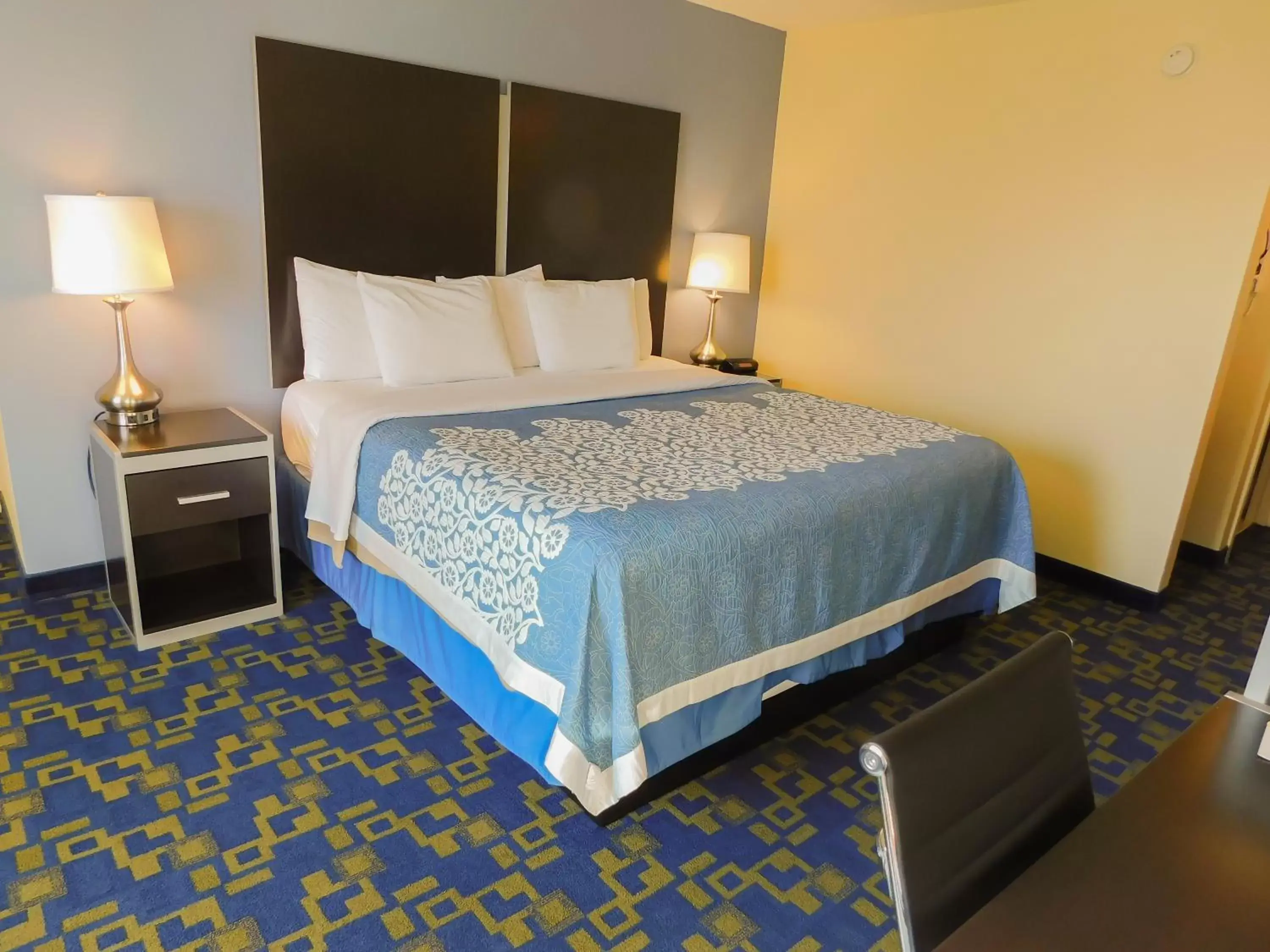 Bed in Days Inn & Suites by Wyndham Pocahontas