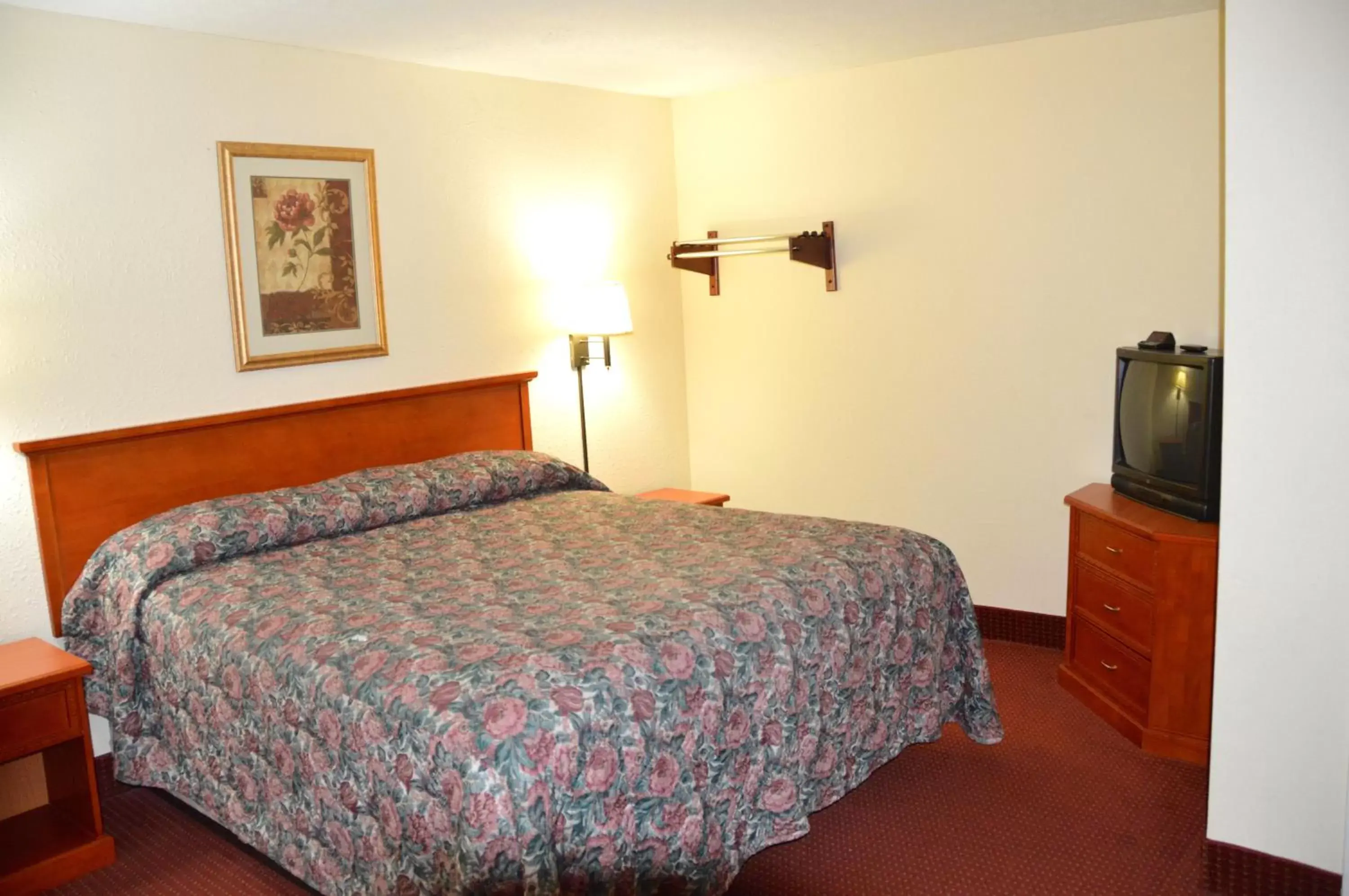 Bed in Crown Inn Motel Yorktown