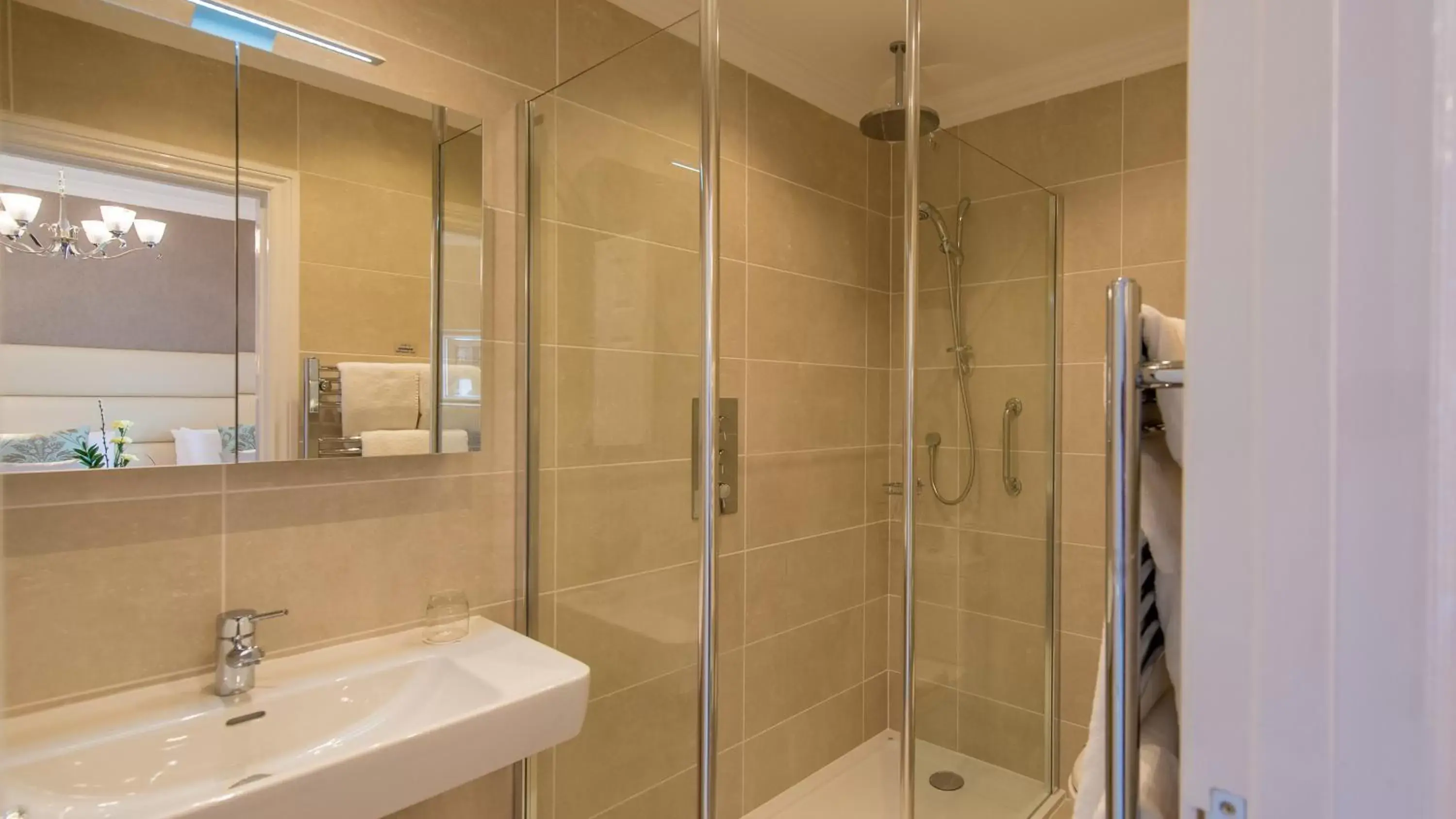 Shower, Bathroom in The Belmont Hotel