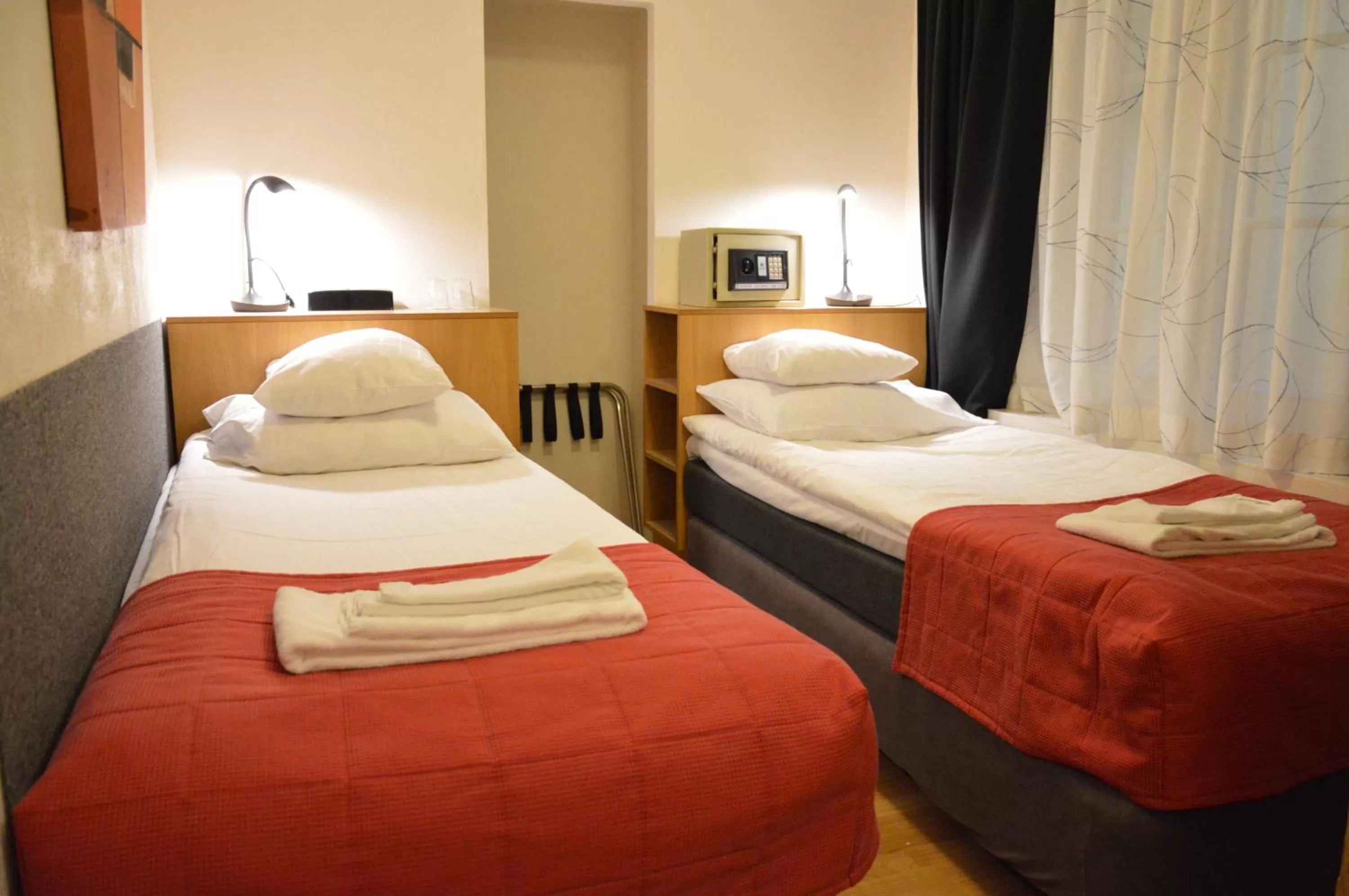 Property building, Bed in Best Western Hotel Anno 1937