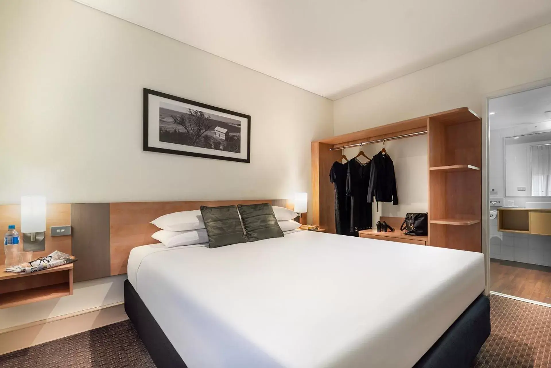 Staff, Bed in ibis Melbourne Hotel and Apartments