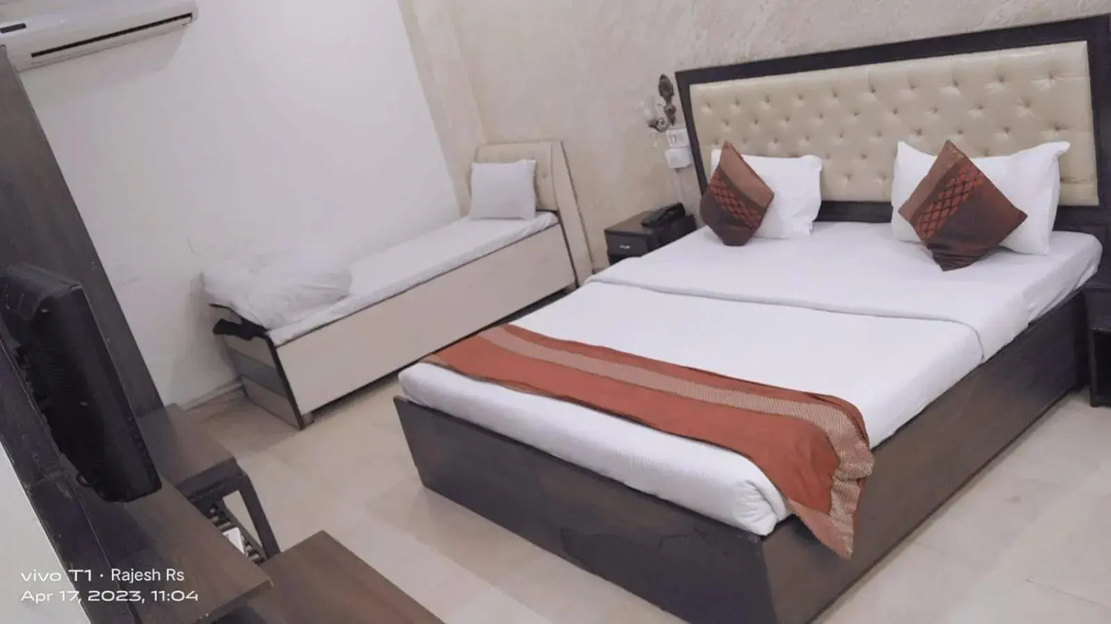 Bed in Hotel Diamond Inn