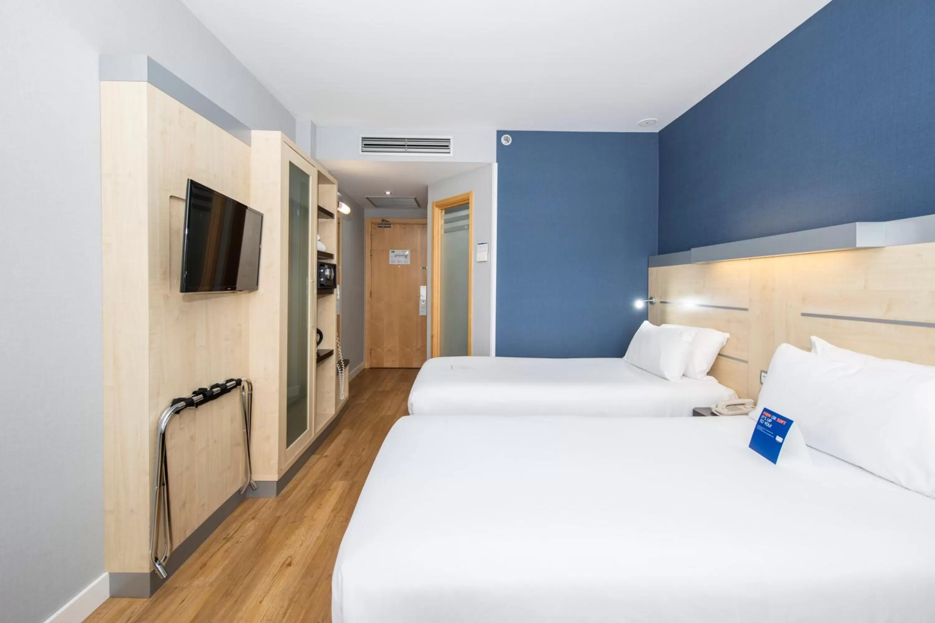 Photo of the whole room, Bed in Holiday Inn Express Barcelona City 22@ by IHG