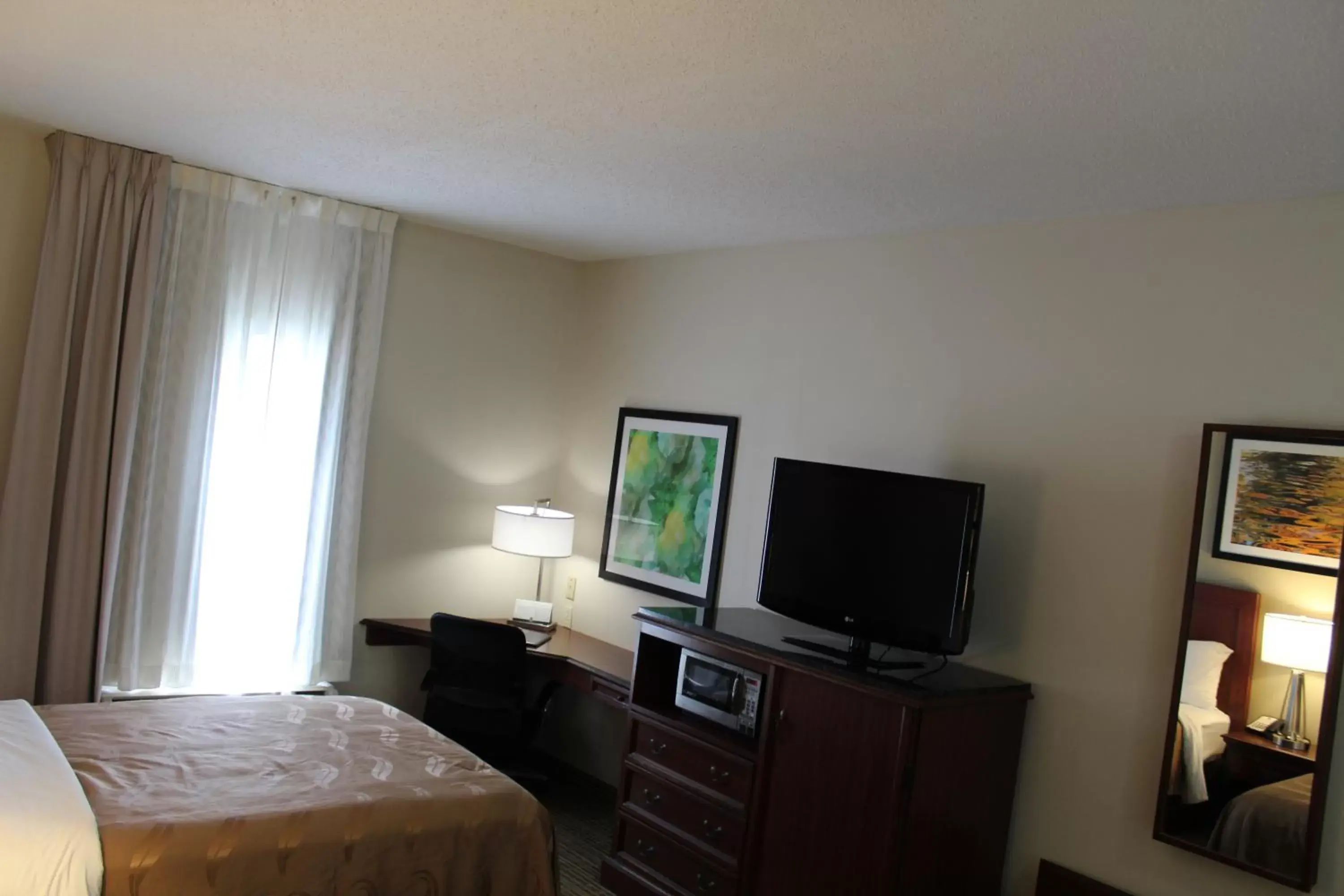 Photo of the whole room, TV/Entertainment Center in Quality Inn Lake City