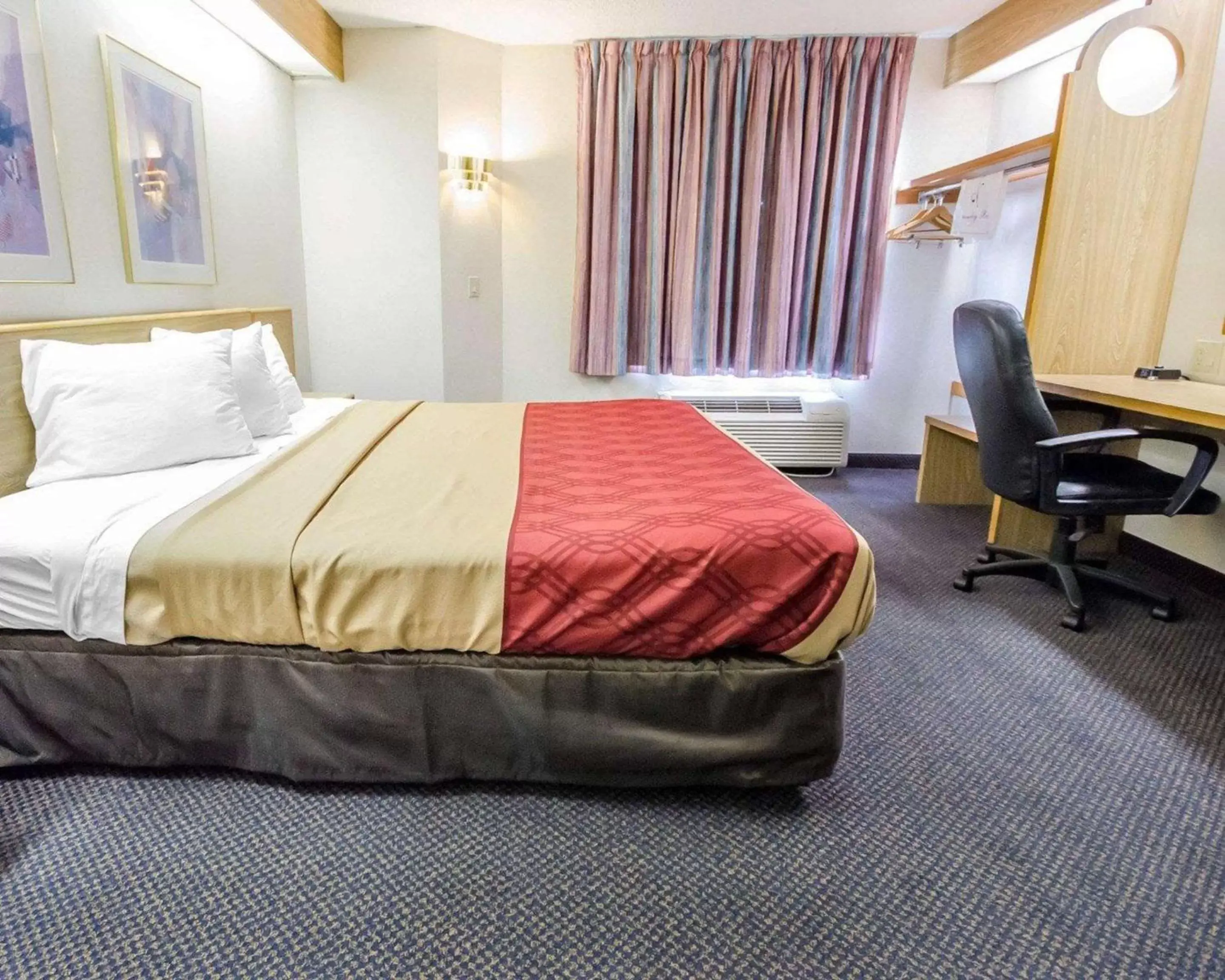 Photo of the whole room, Bed in Econo Lodge London