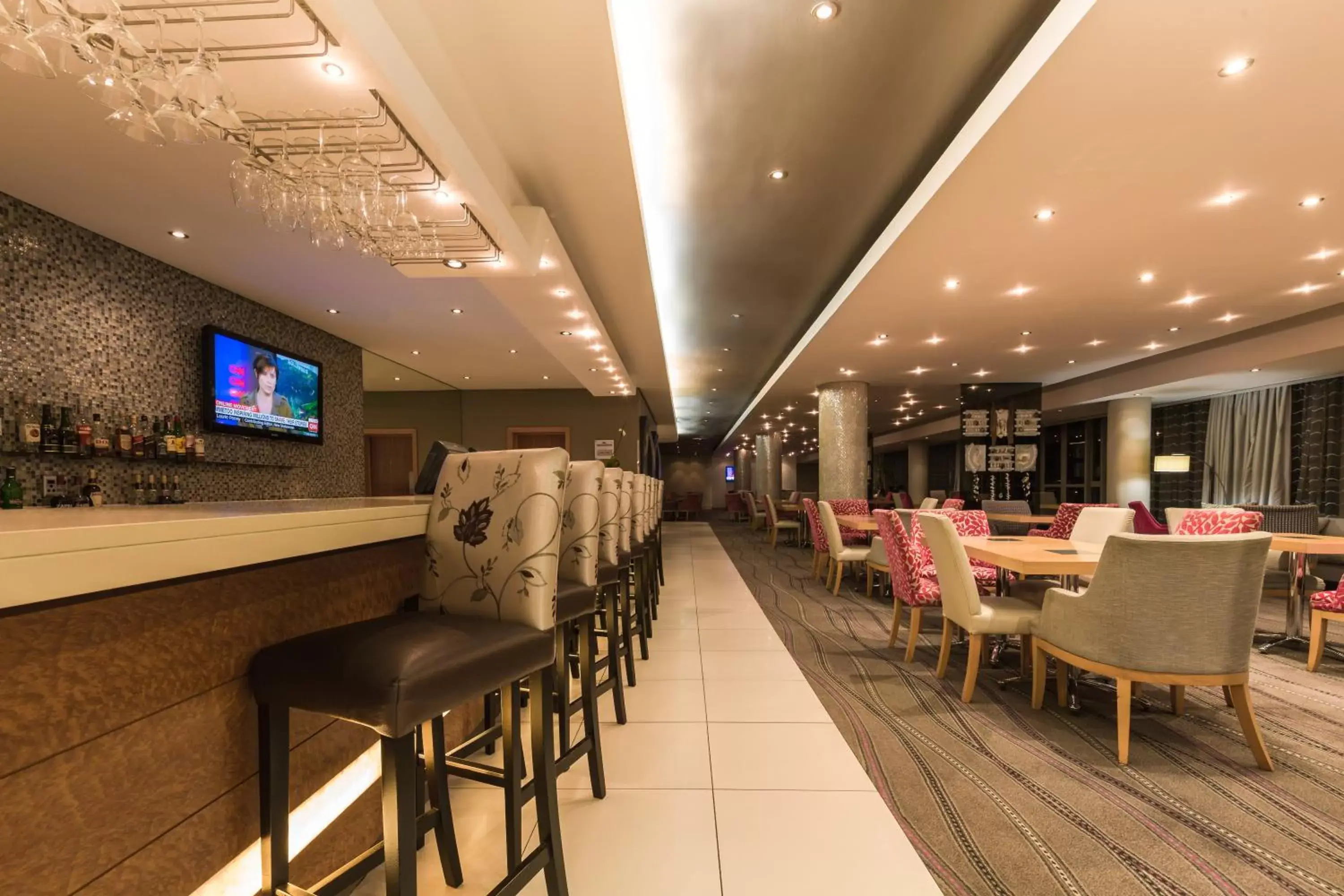 Lounge or bar, Restaurant/Places to Eat in Holiday Inn Express Durban - Umhlanga, an IHG Hotel