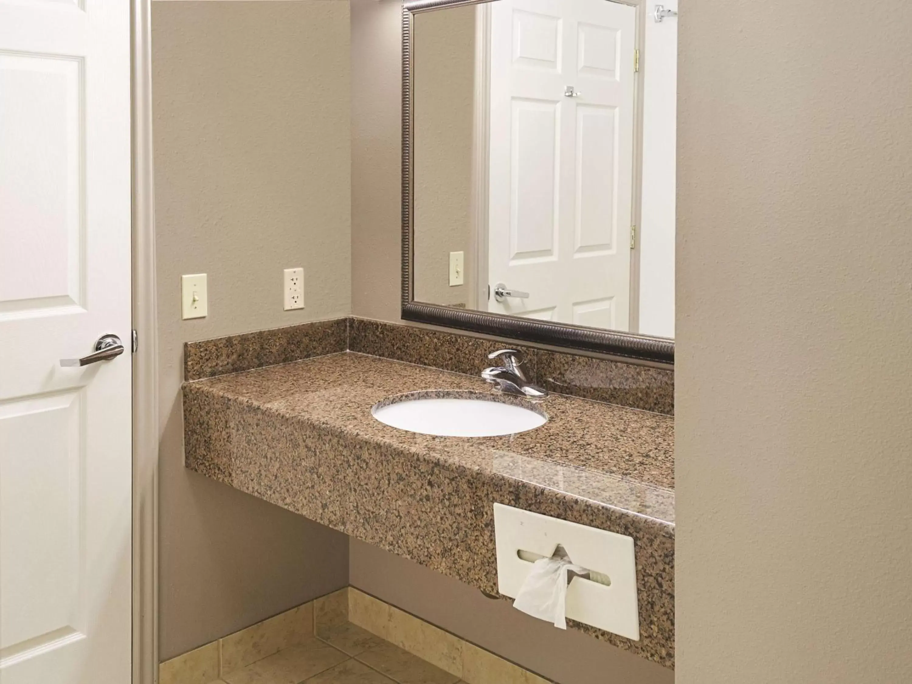 Photo of the whole room in La Quinta by Wyndham Biloxi Photo of the whole room in La Quinta by Wyndham Biloxi