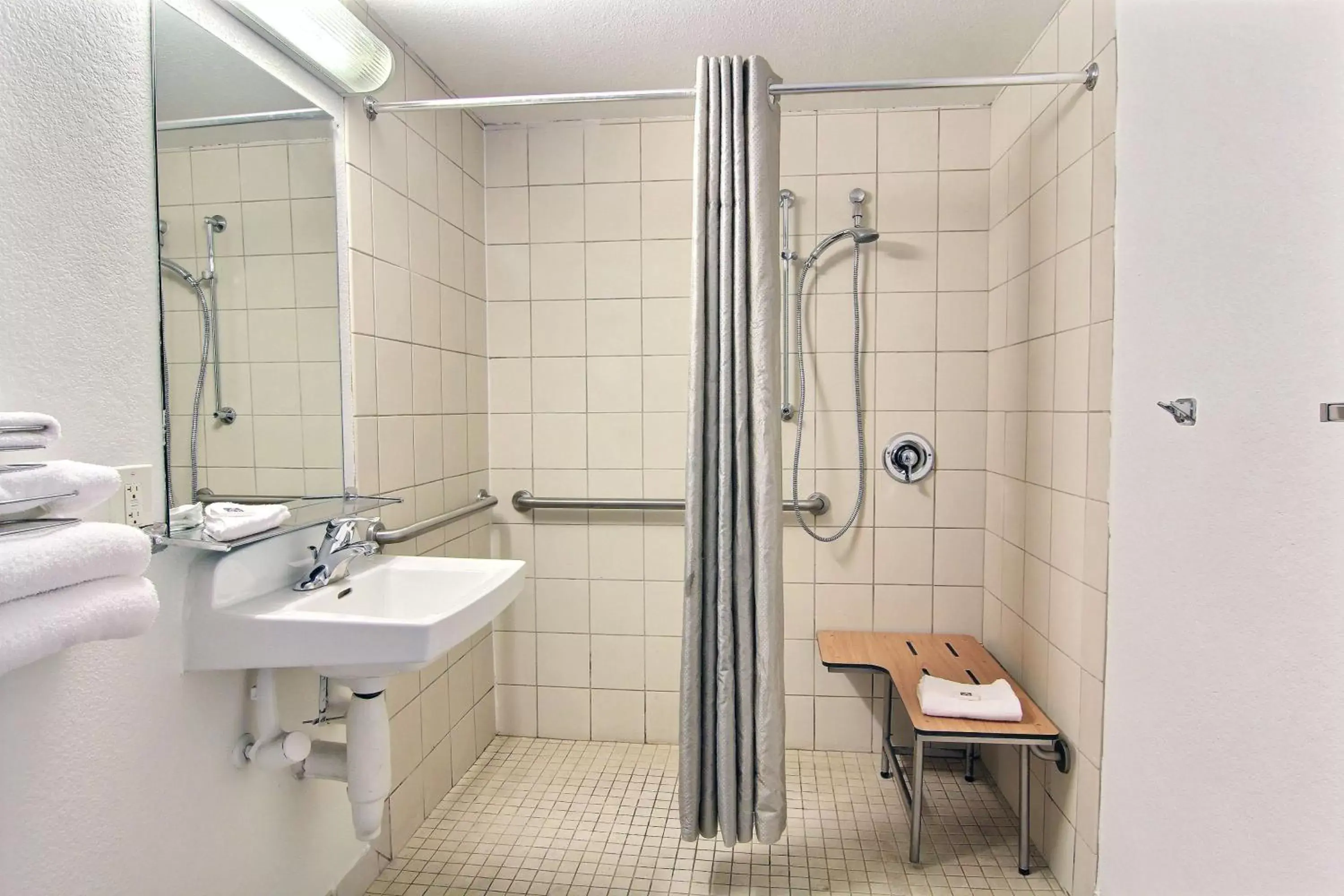 Shower, Bathroom in Motel 6 Austin, TX - Central Downtown UT