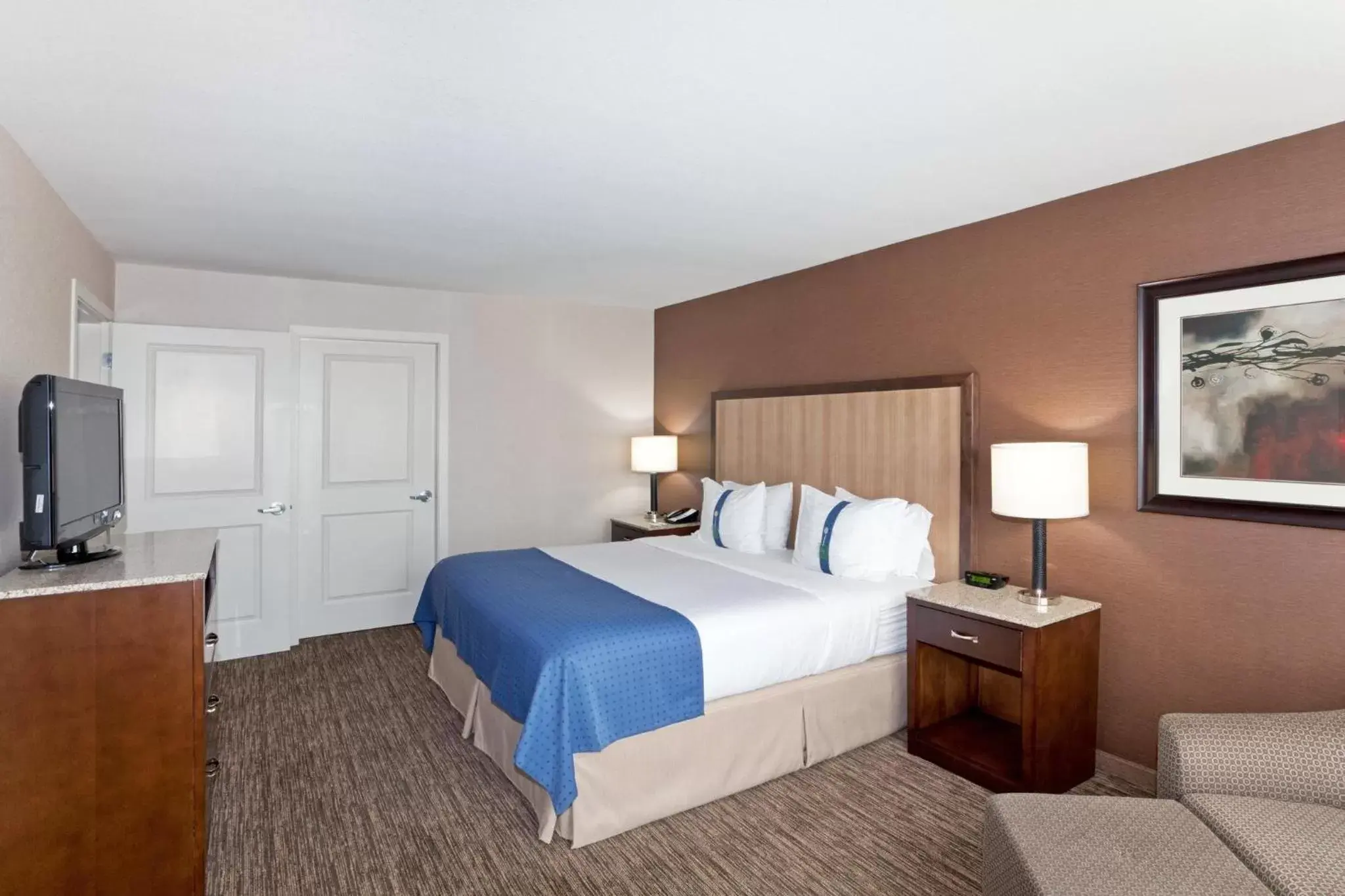 Bedroom, Bed in Holiday Inn Hotel & Suites Surrey East - Cloverdale, an IHG Hotel