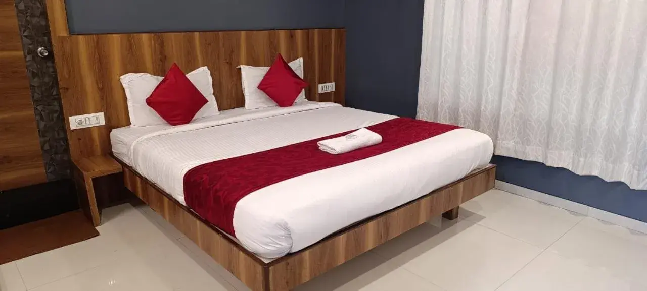 Bedroom, Bed in Hotel Shree MahaLaxmi inn