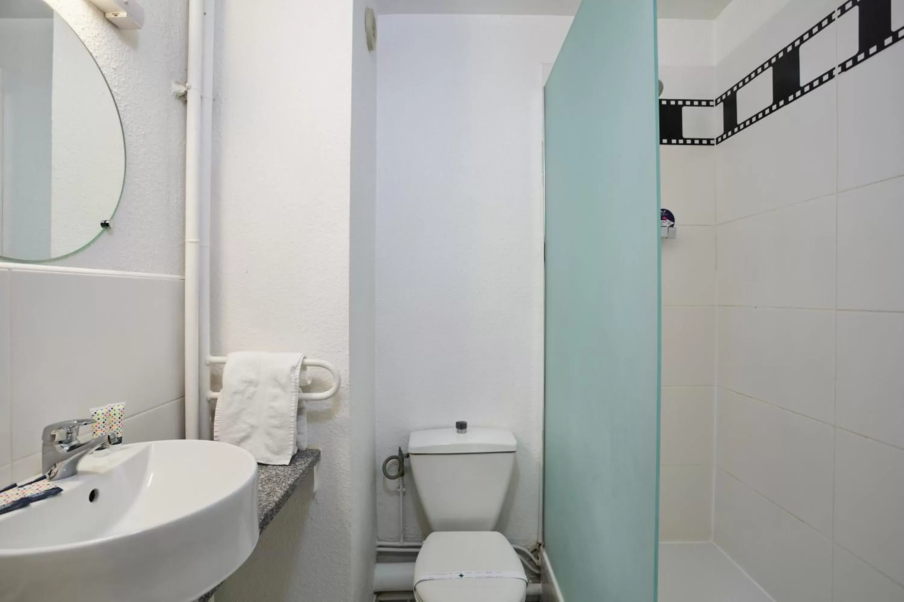 Shower, Bathroom in Hôtel Cinépole 3 étoiles Joinville le Pont
