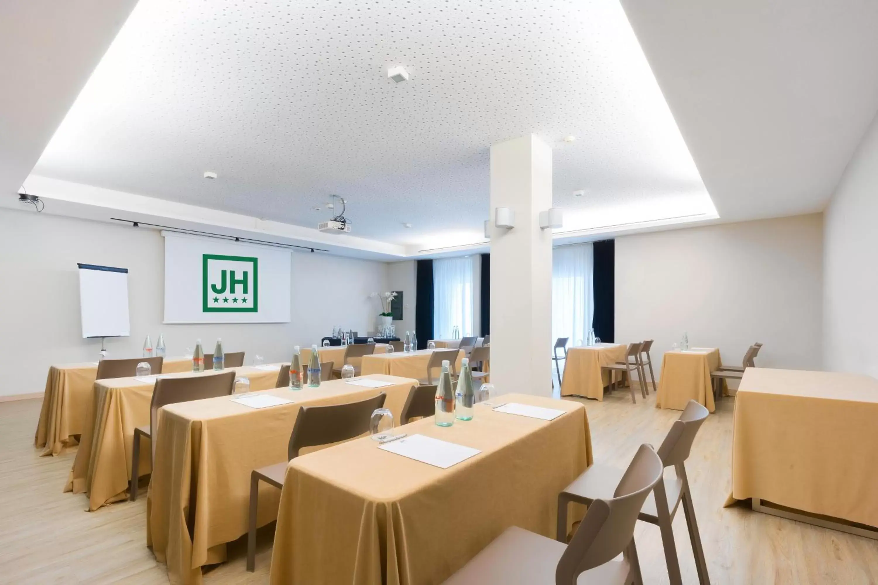 Meeting/conference room, Restaurant/Places to Eat in Just Hotel Lomazzo Fiera