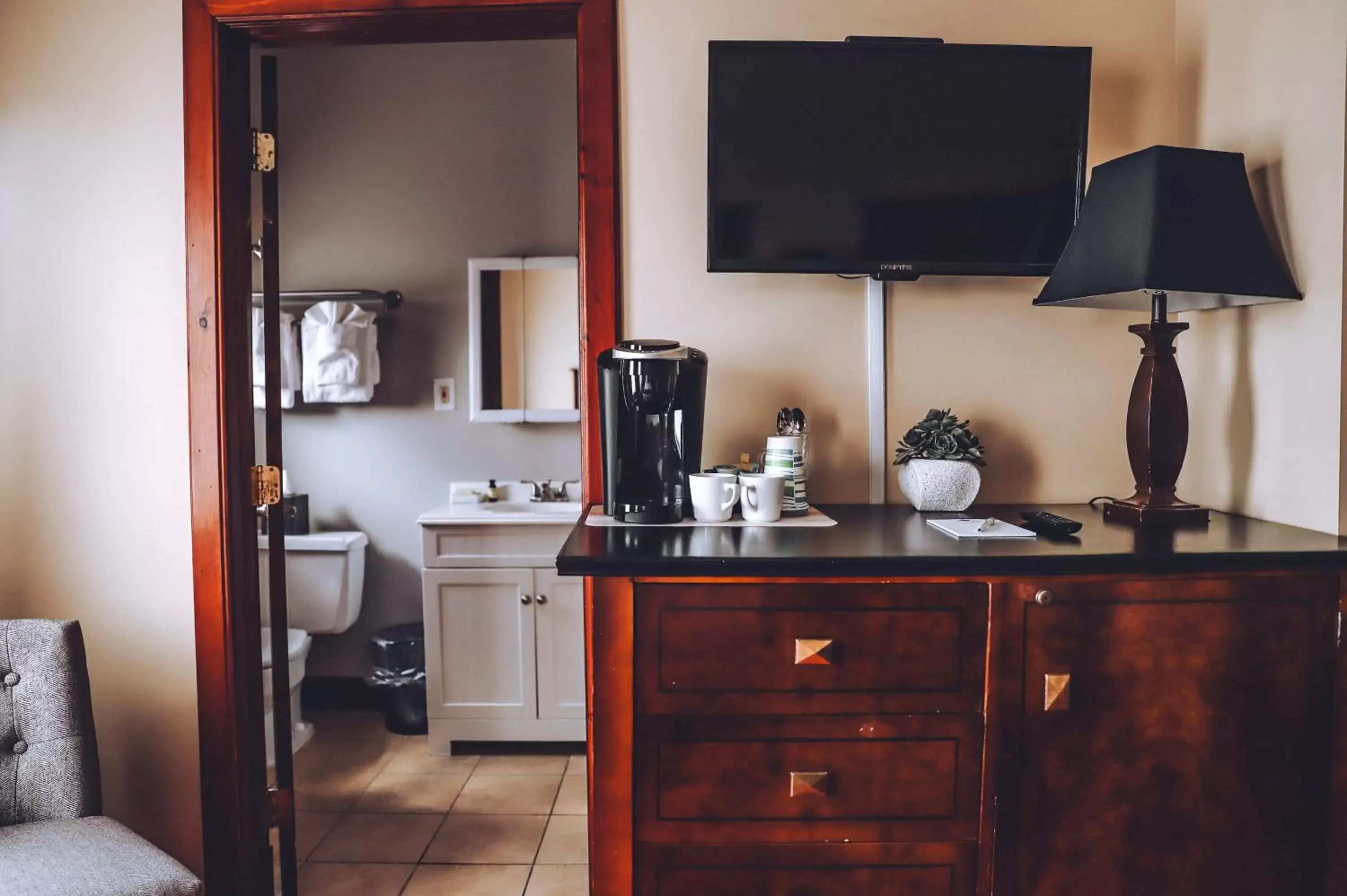 Bathroom, TV/Entertainment Center in Tom Quick Inn