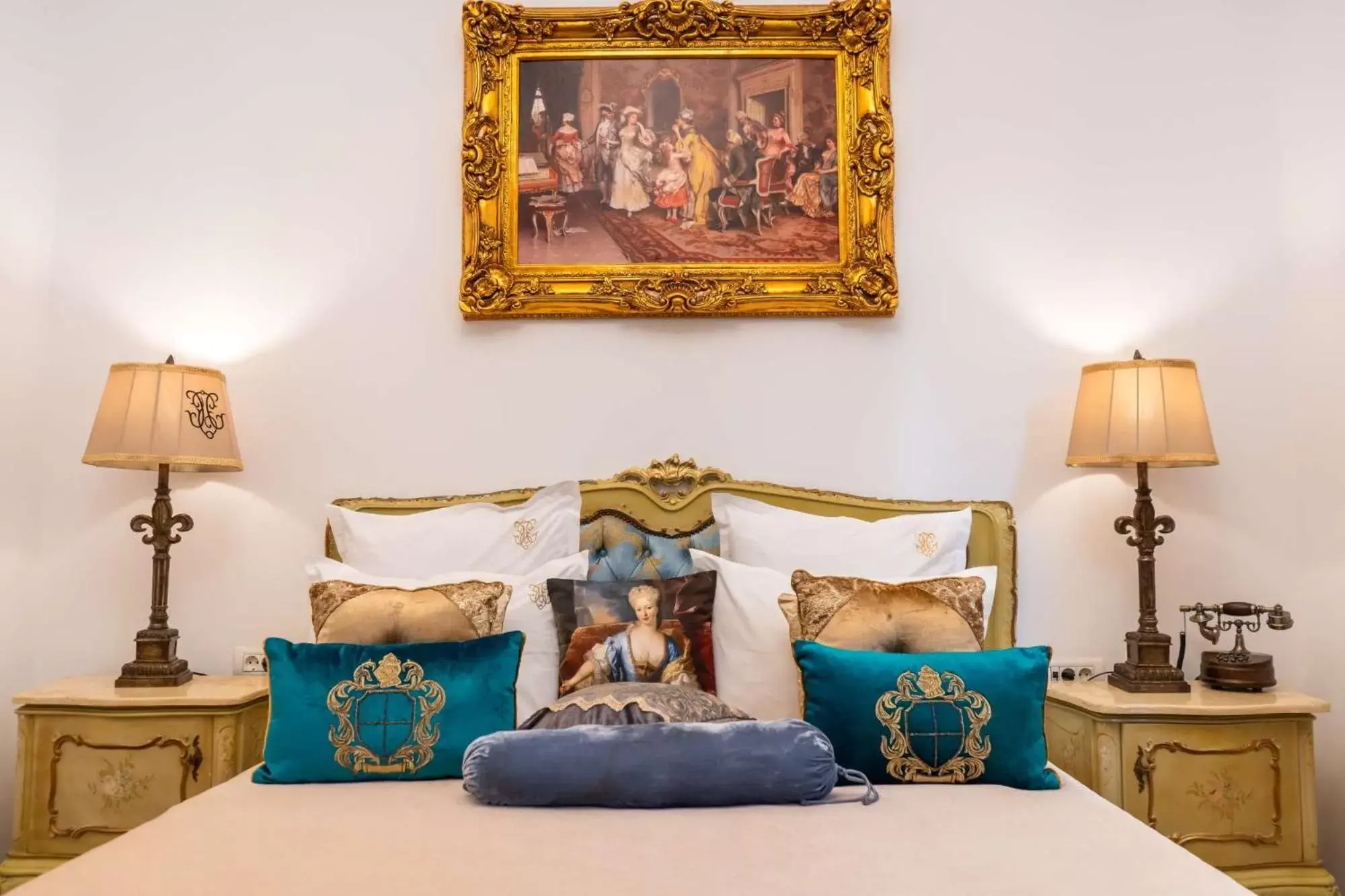 Bed in Conacul Coroanei Luxury Boutique Hotel Bed in Conacul Coroanei Luxury Boutique Hotel