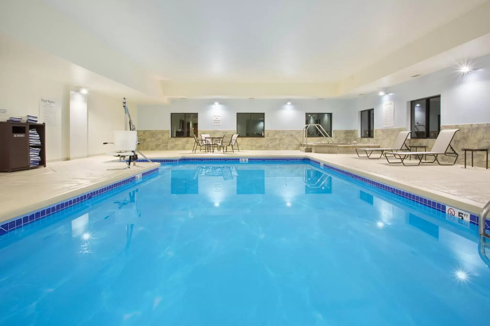 Swimming Pool in Holiday Inn Express Hotel & Suites Concordia US 81, an IHG Hotel