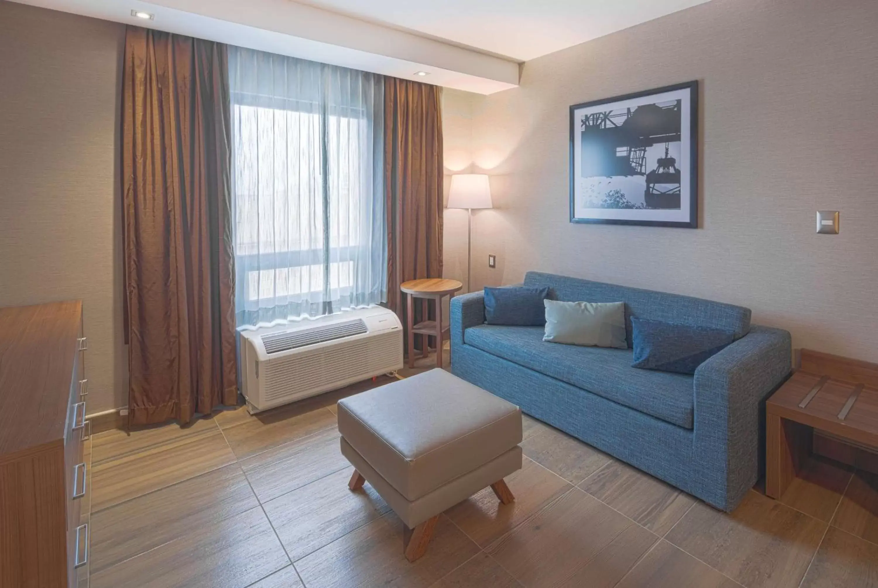 Photo of the whole room in Hampton by Hilton Monterrey Galerias Obispado Photo of the whole room in Hampton by Hilton Monterrey Galerias Obispado