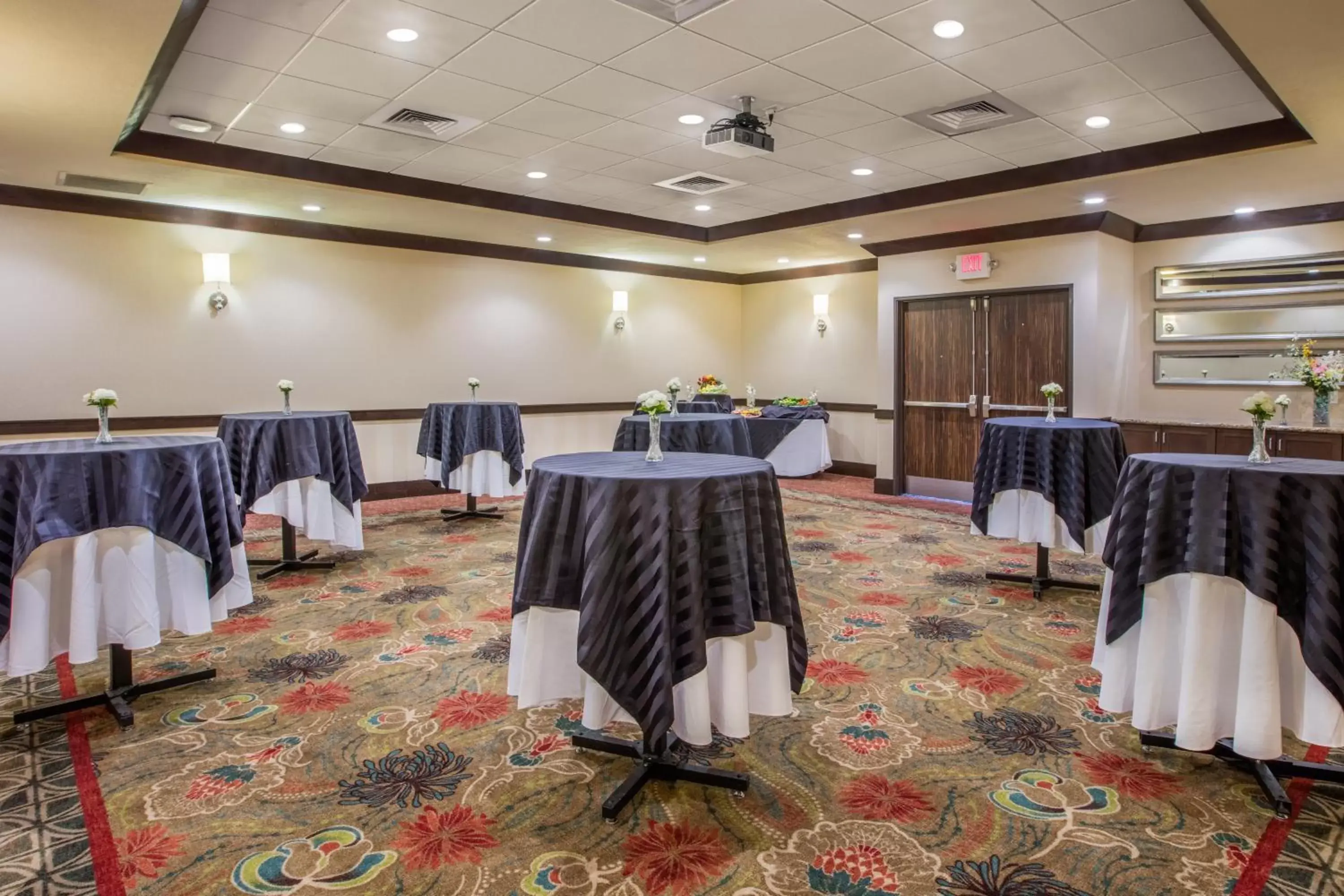Restaurant/places to eat, Banquet Facilities in Crowne Plaza Anchorage-Midtown, an IHG Hotel
