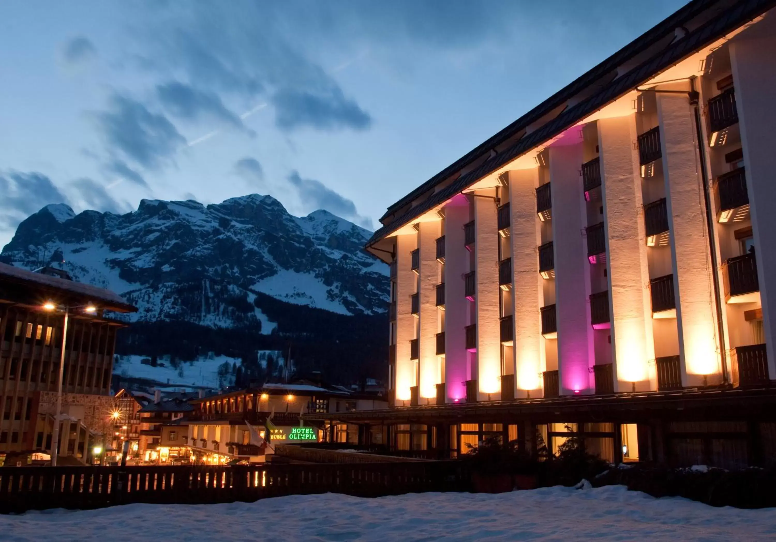 Facade/entrance, Property Building in Hotel Alaska Cortina