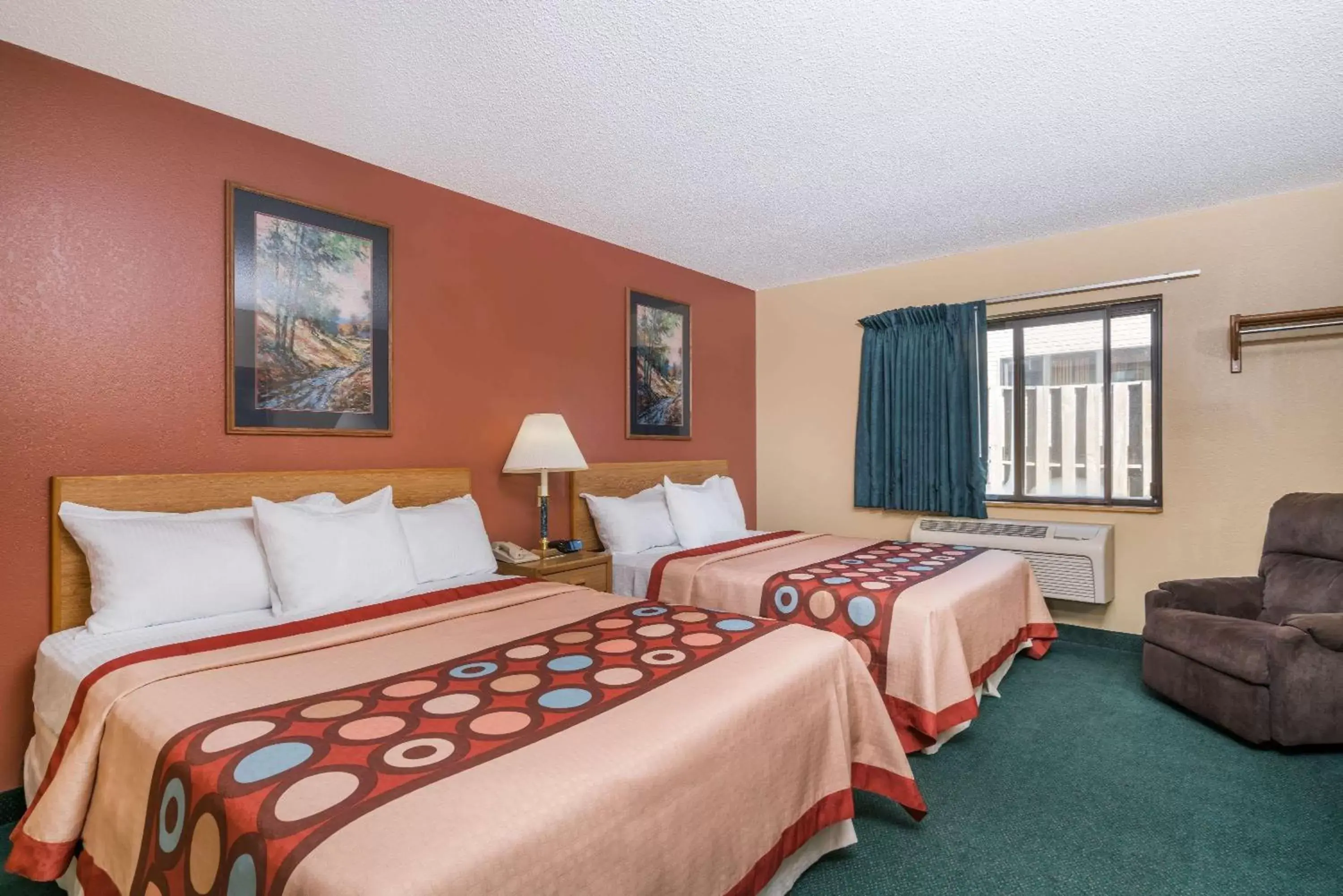 Photo of the whole room, Bed in Super 8 by Wyndham Baxter/Brainerd Area