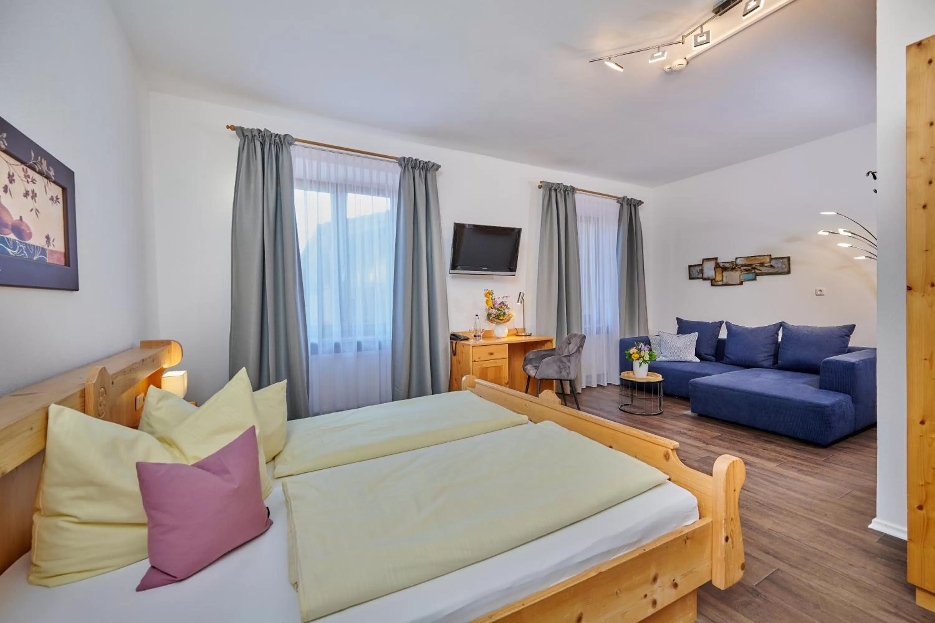 Photo of the whole room, Bed in Hotel Restaurant Zum Goldenen Anker mit Hallenbad & Wellnessbereich