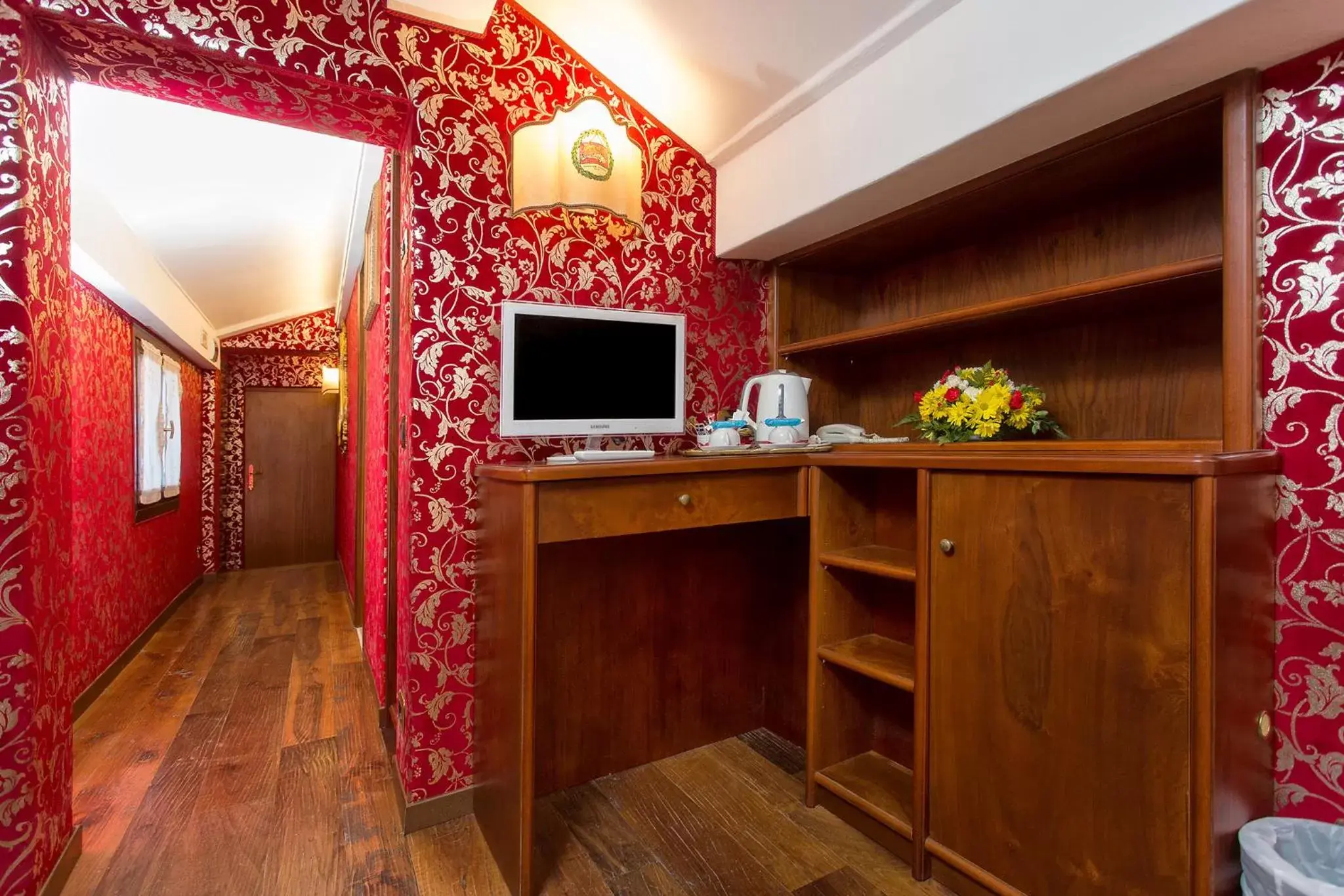 Bedroom, TV/Entertainment Center in Antica Locanda Sturion Residenza d'Epoca