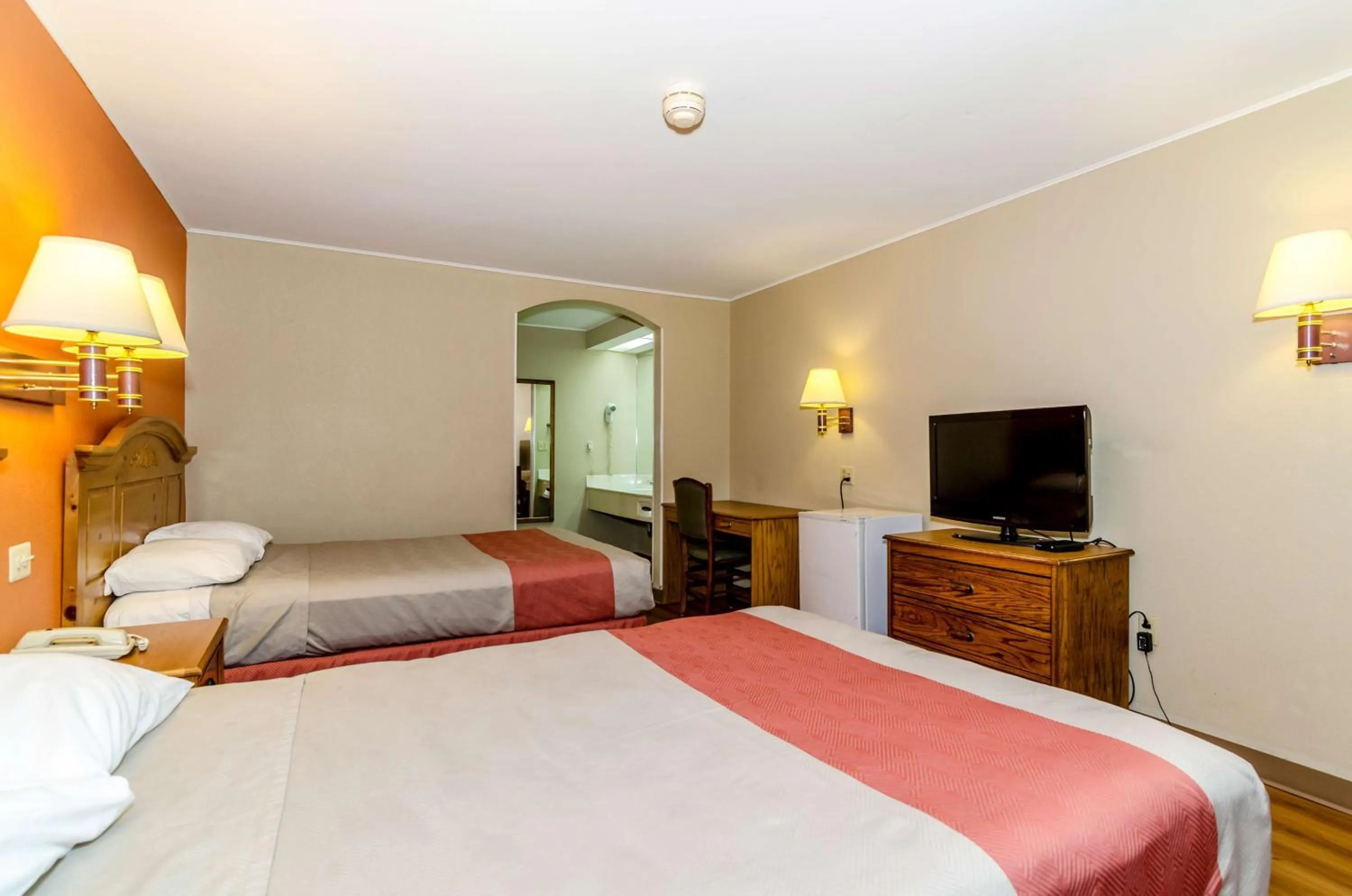 TV and multimedia, Bed in Motel 6-Newark, DE