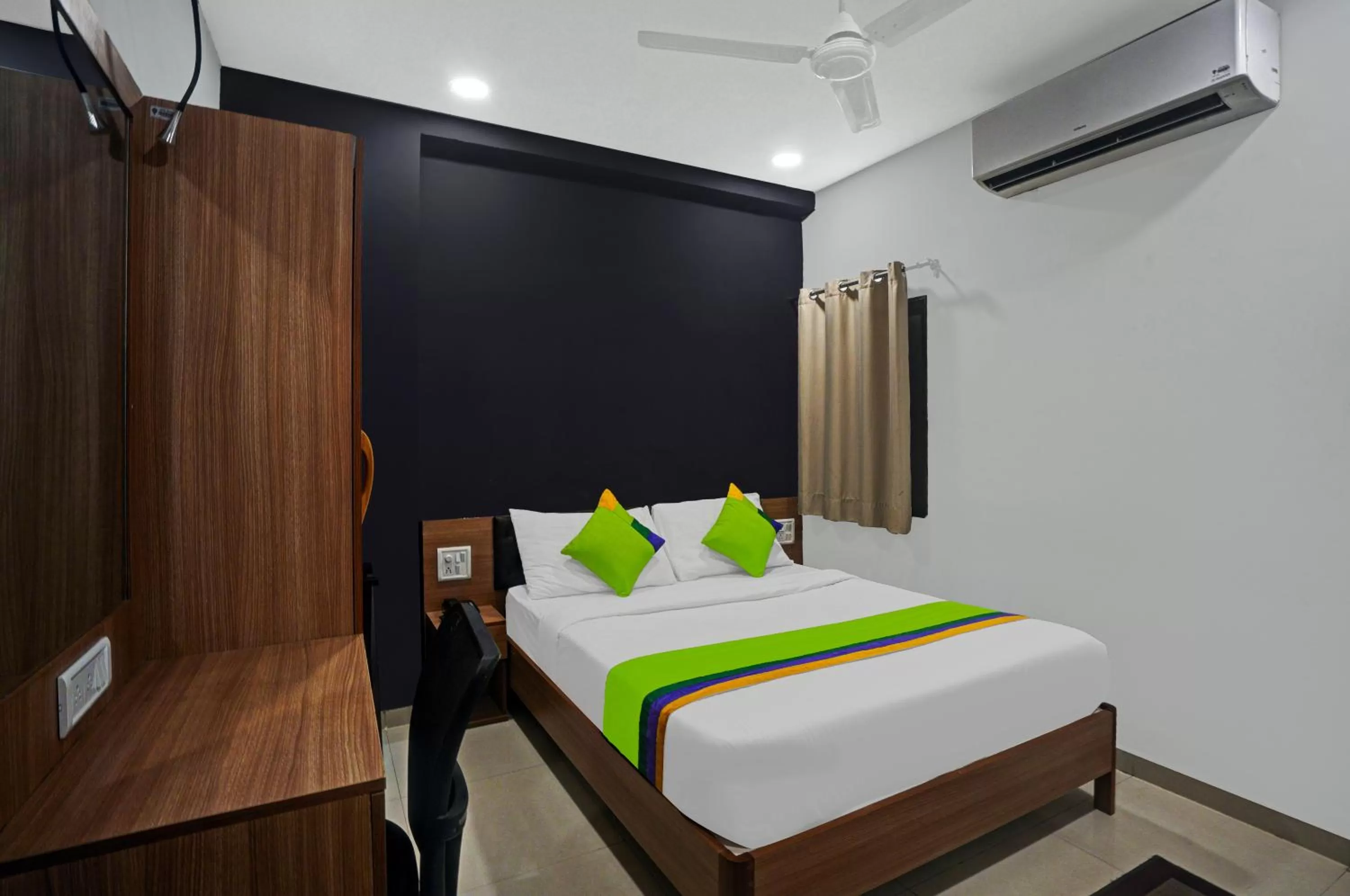 Treebo Trend Wow - Surat Station