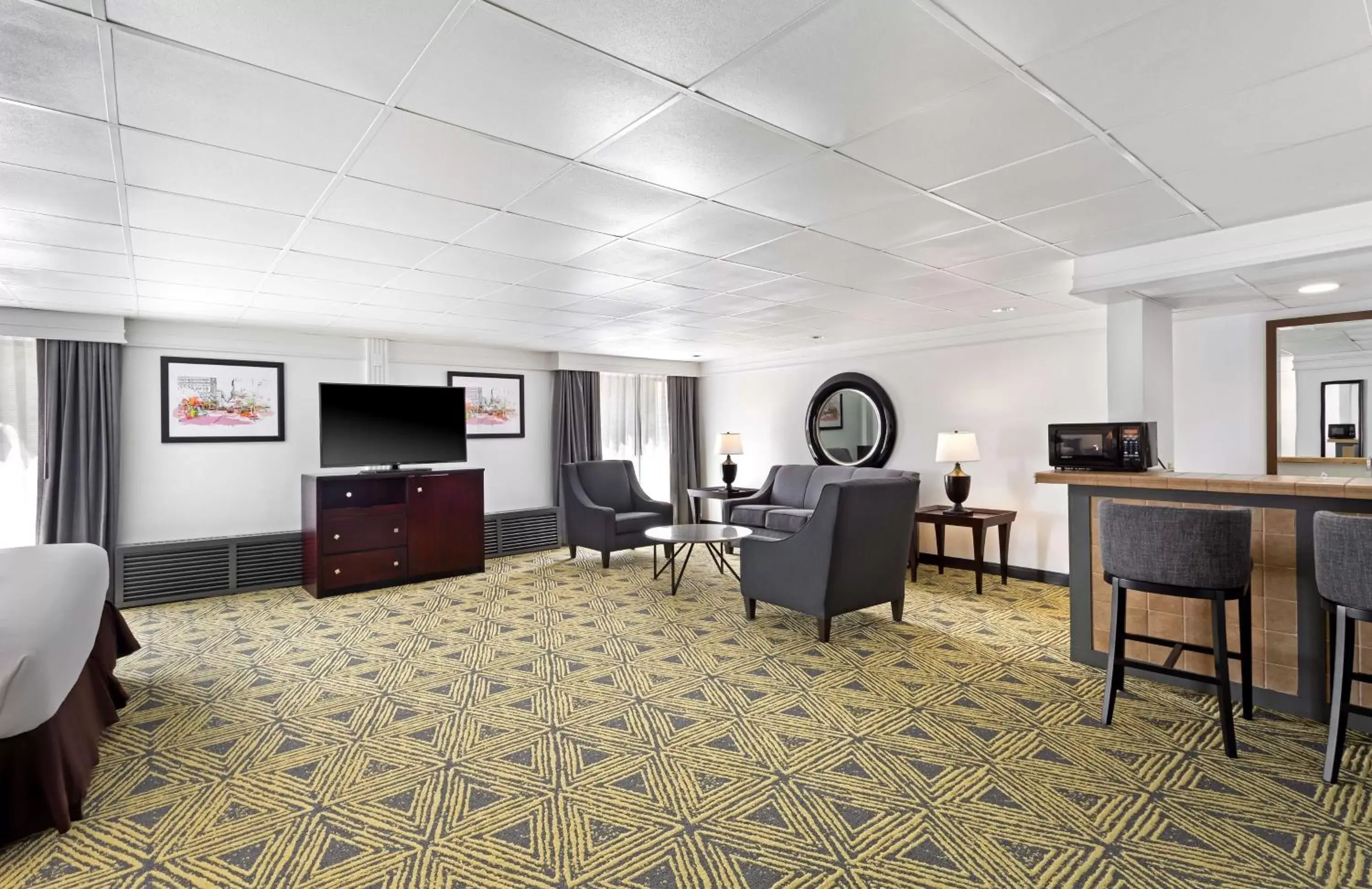 Living room in DoubleTree by Hilton Pittsburgh - Meadow Lands