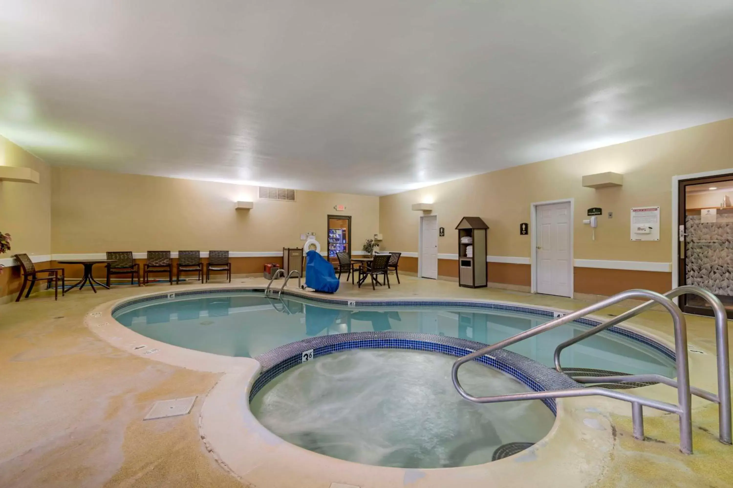 Pool view, Swimming Pool in Best Western of Lake George