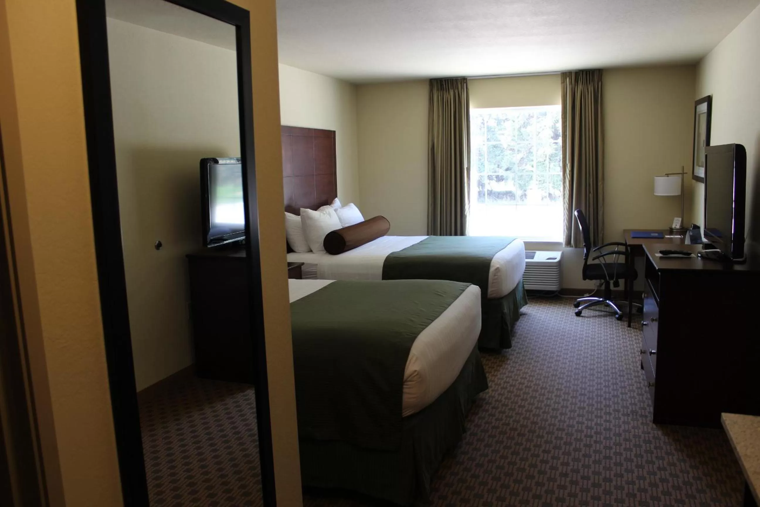 Bed in Cobblestone Inn & Suites - Rugby