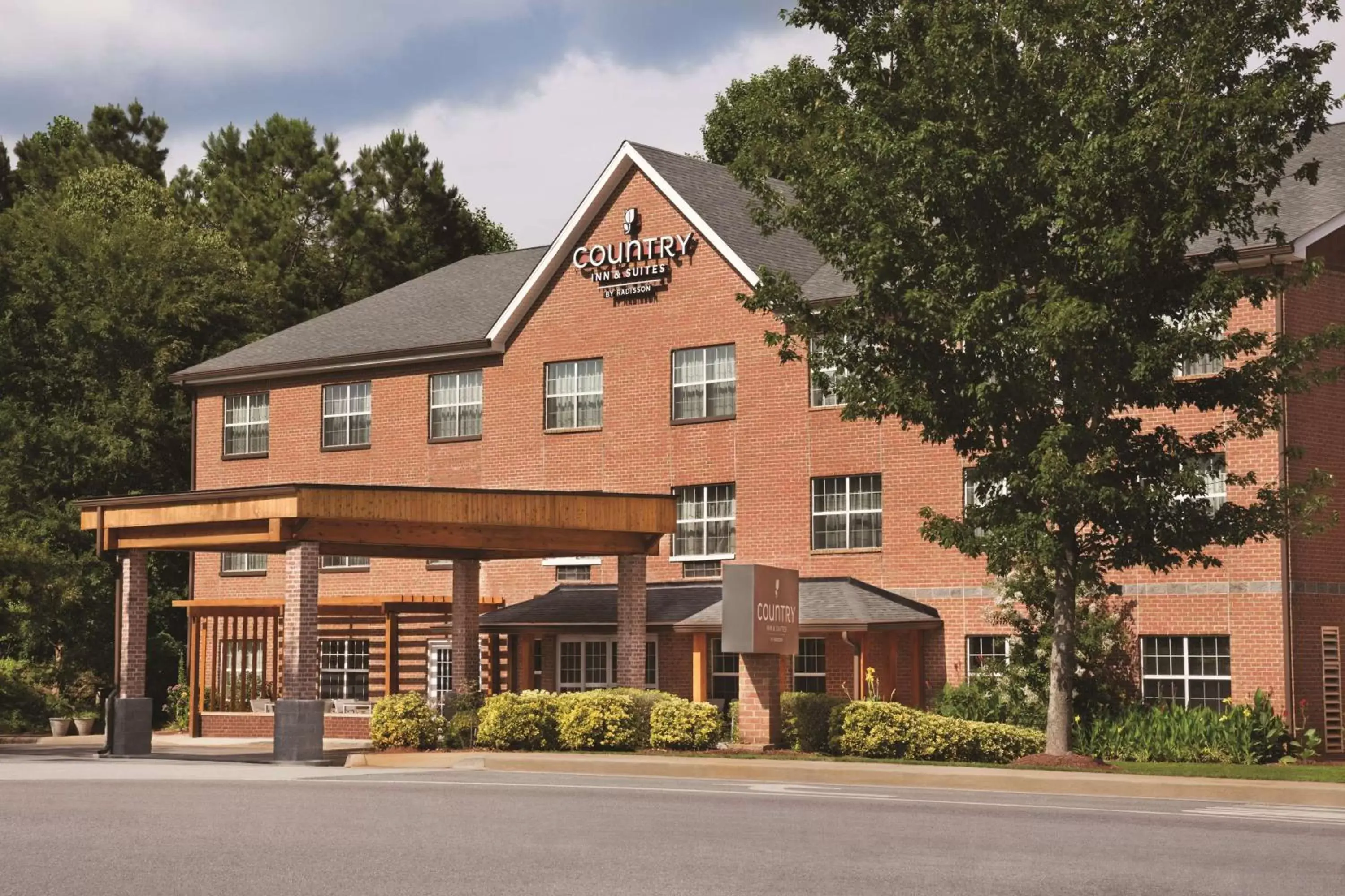 Property building in Country Inn & Suites by Radisson, Newnan, GA