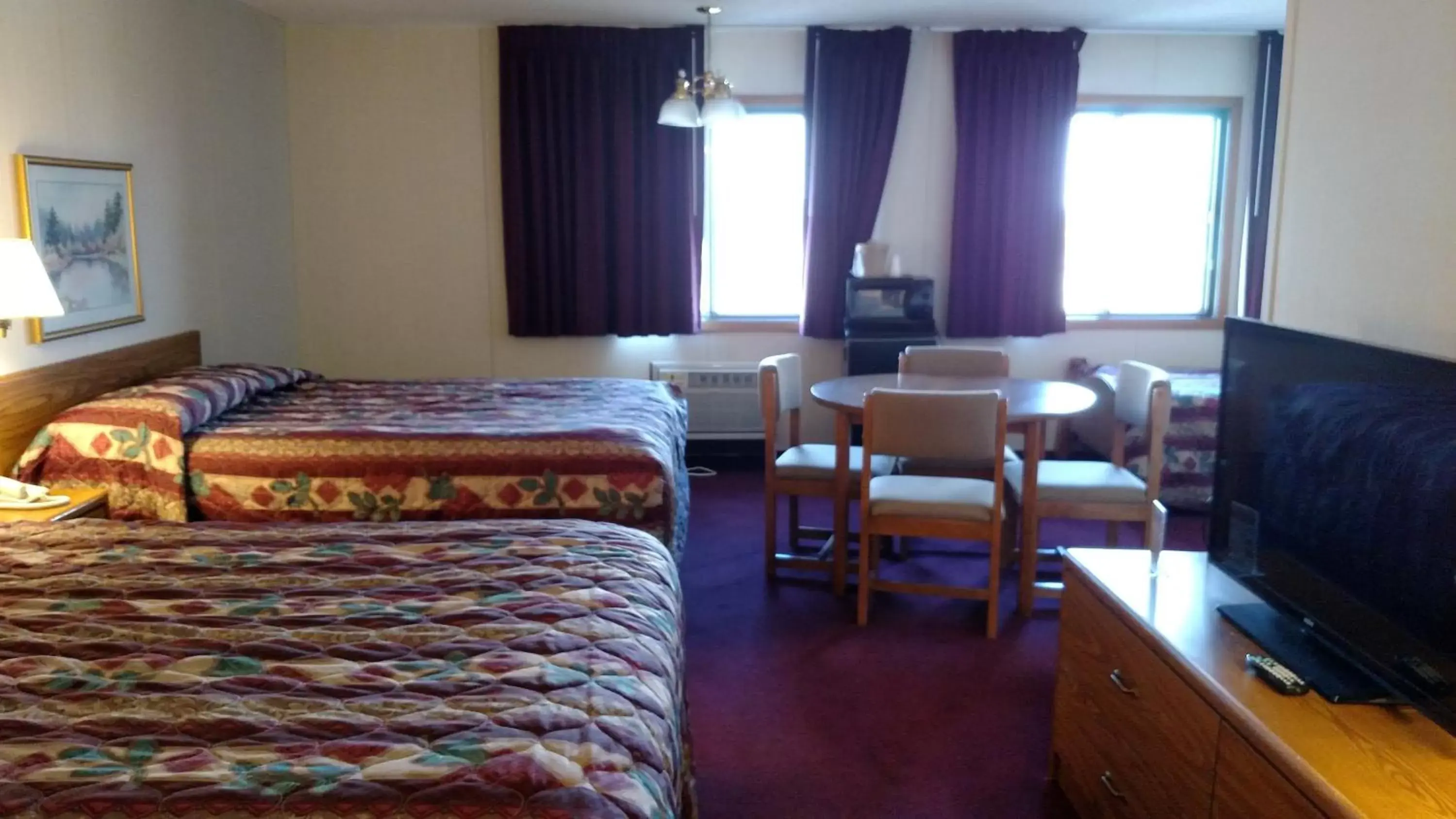 Photo of the whole room in Beartooth Inn