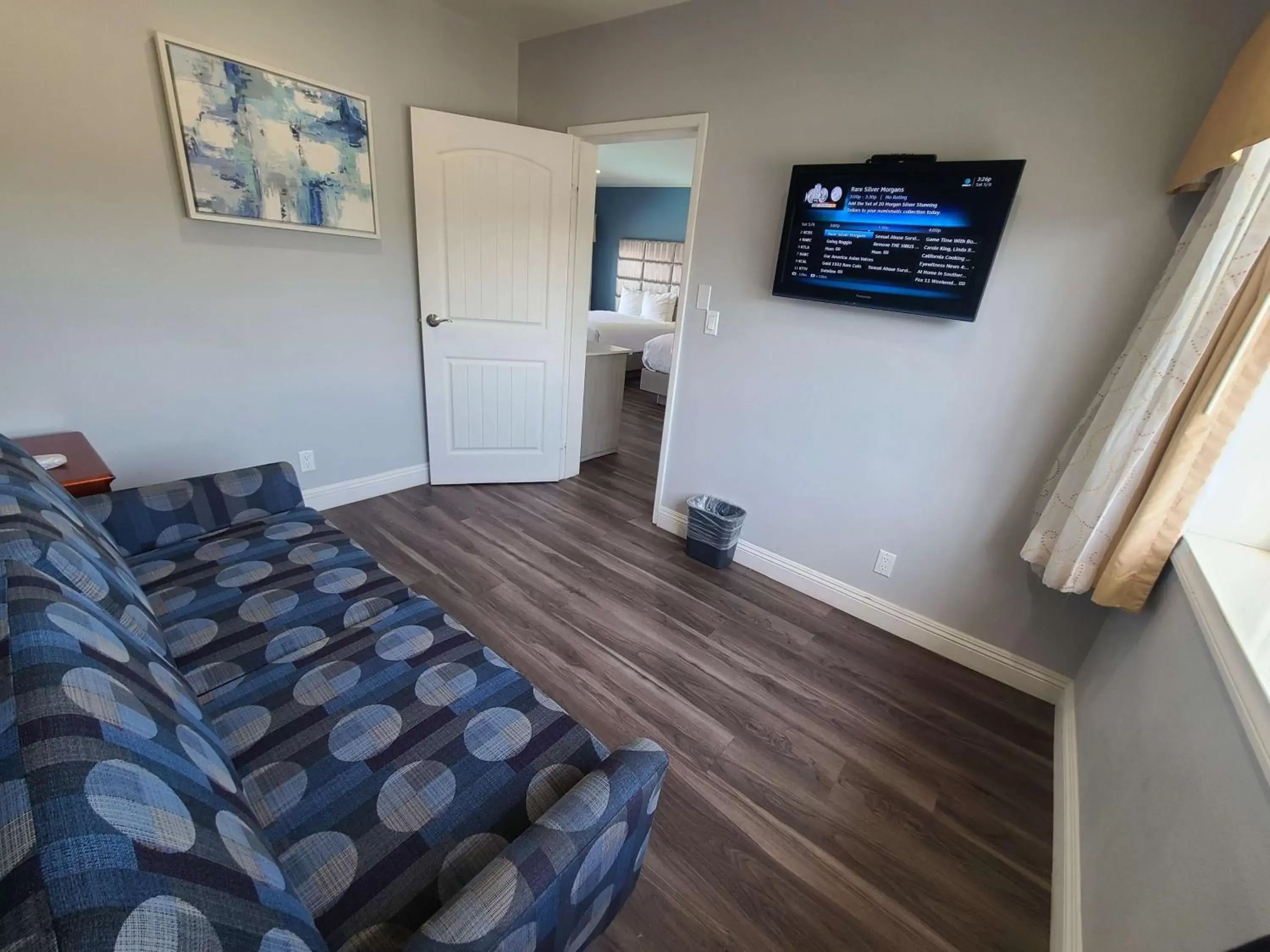 Photo of the whole room, TV/Entertainment Center in Best Western Orange Plaza