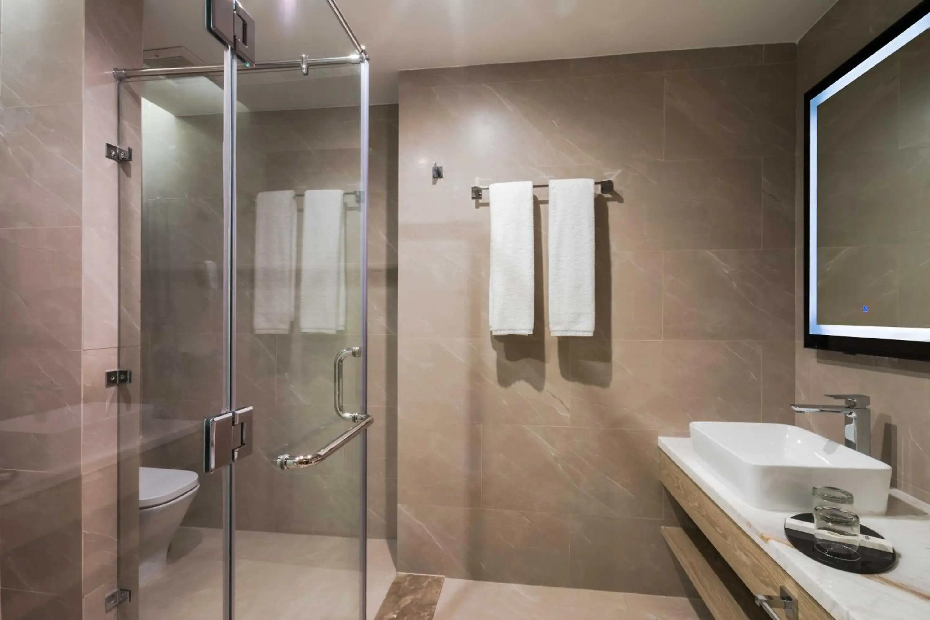 Shower in Aber Al Takhassusi Shower in Aber Al Takhassusi