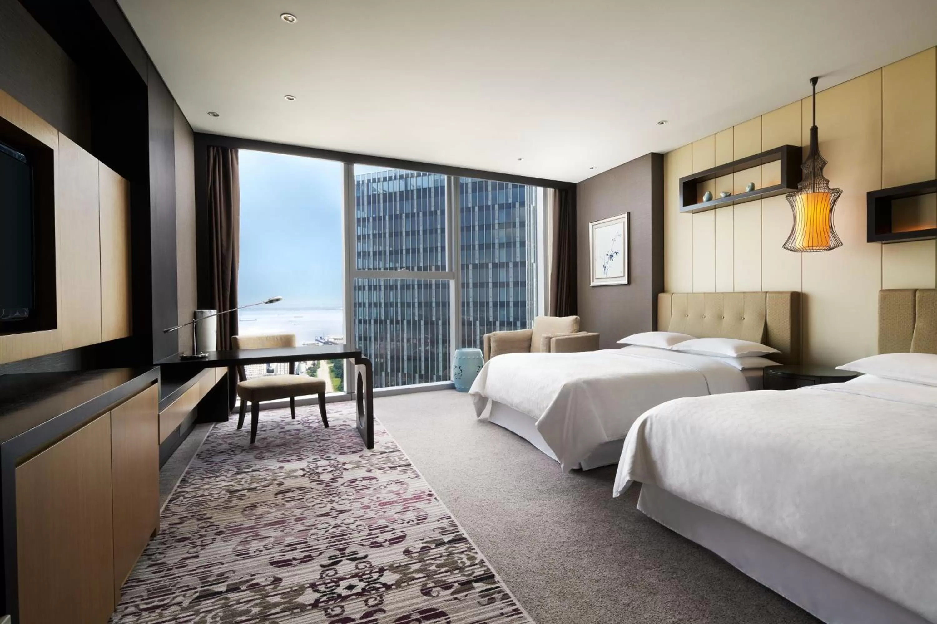 Photo of the whole room, Bed in Sheraton Shanghai Waigaoqiao Hotel