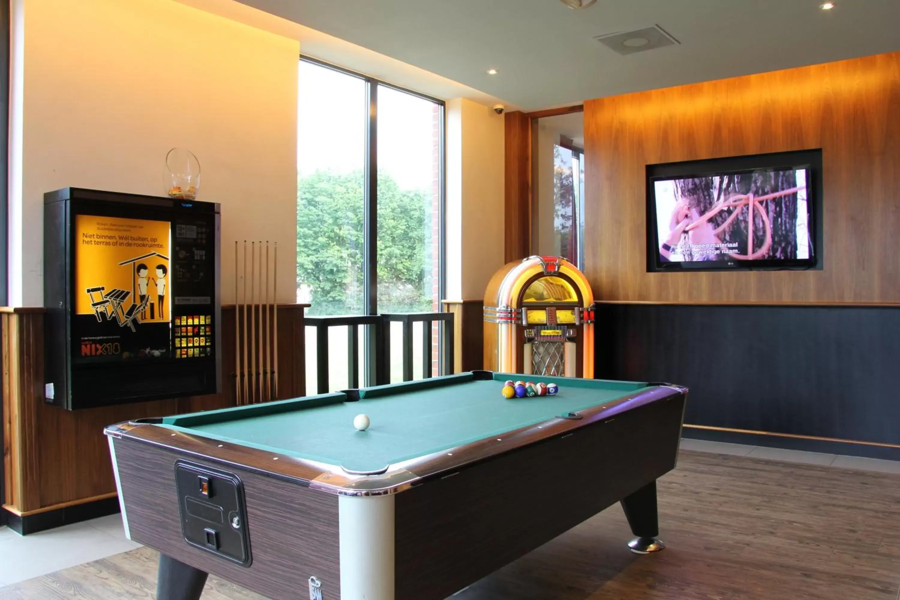 Communal lounge/ TV room, Billiards in Bastion Hotel Vlaardingen