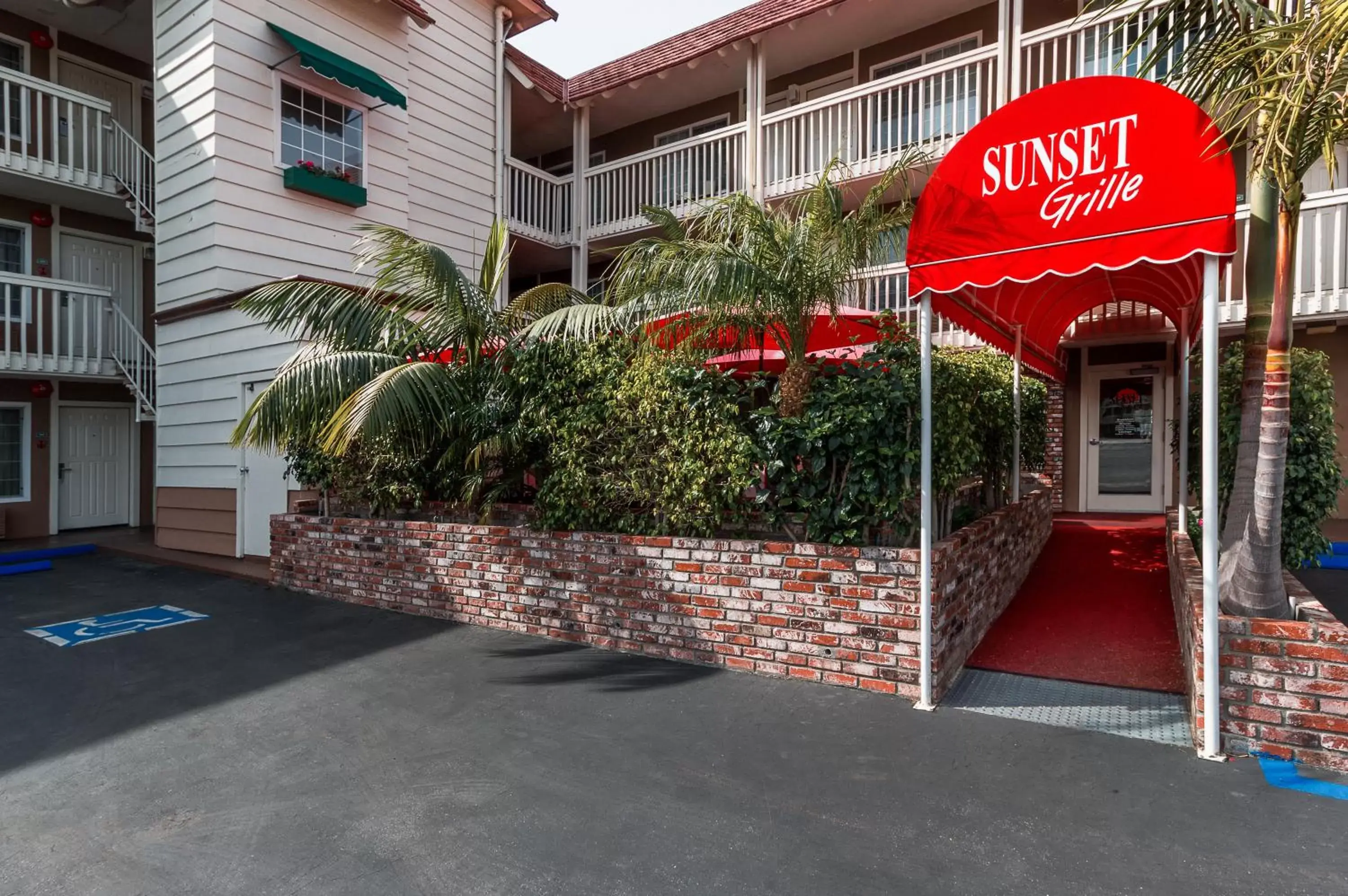 Facade/entrance, Property Building in Ramada by Wyndham Costa Mesa/Newport Beach