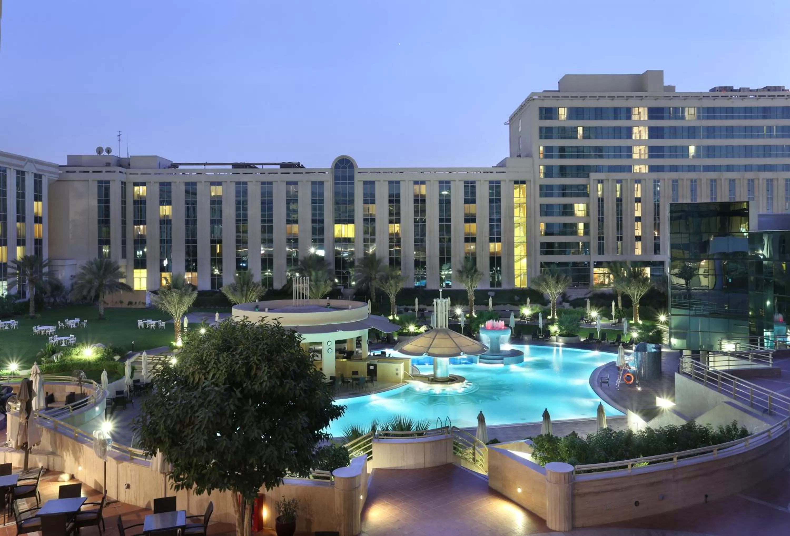 Swimming pool in Millennium Airport Hotel Dubai