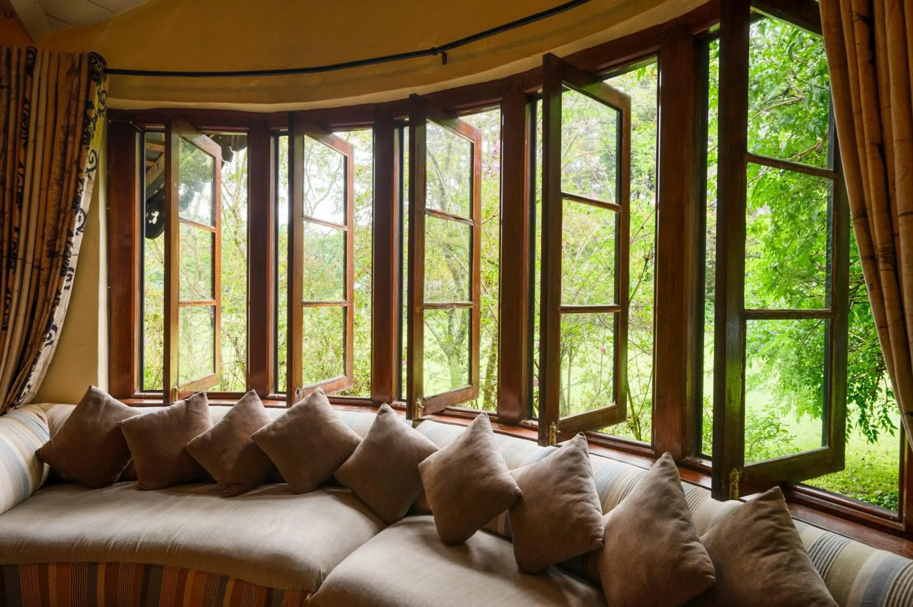 Restaurant/places to eat, Seating Area in Ferncliff Bungalow