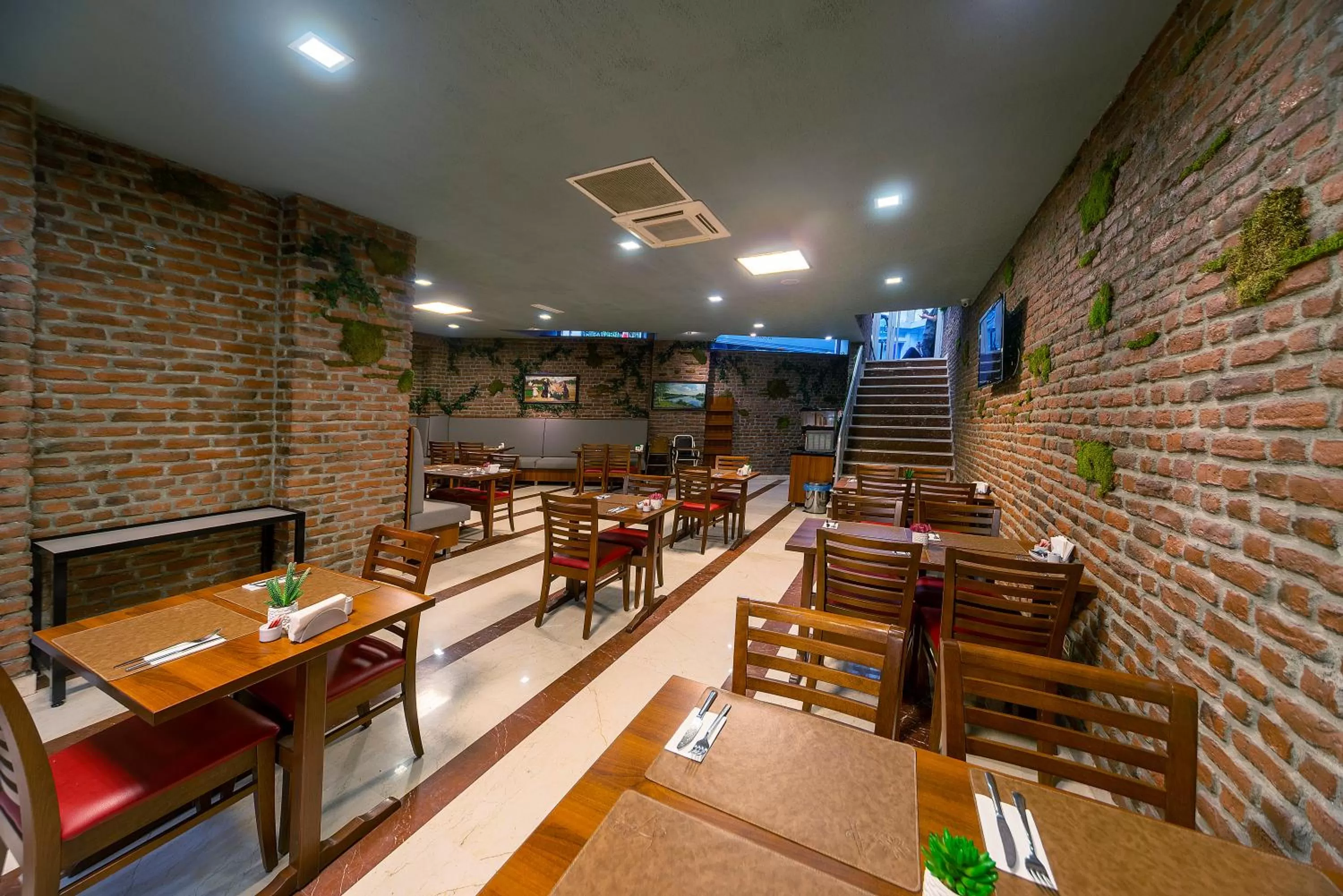 Restaurant/places to eat in Aprilis Hotel - Special Category