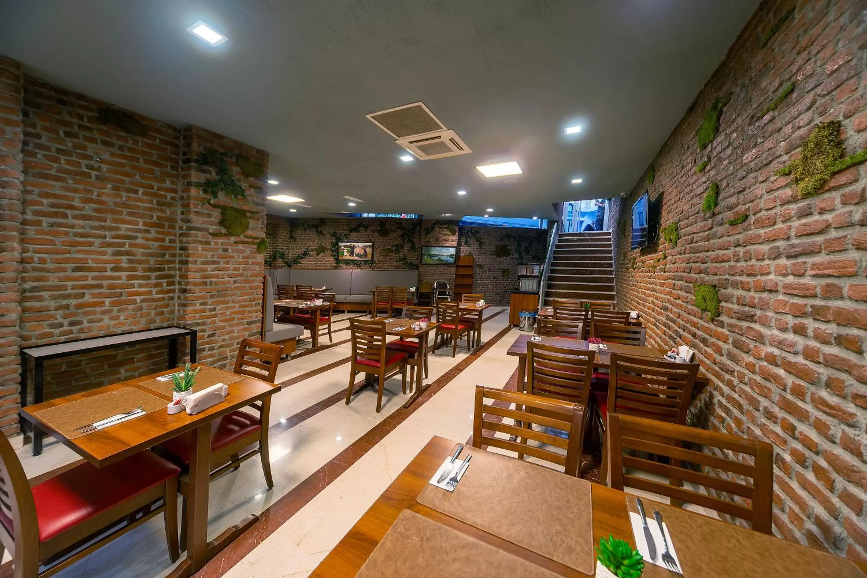 Restaurant/Places to Eat in Aprilis Hotel - Special Category