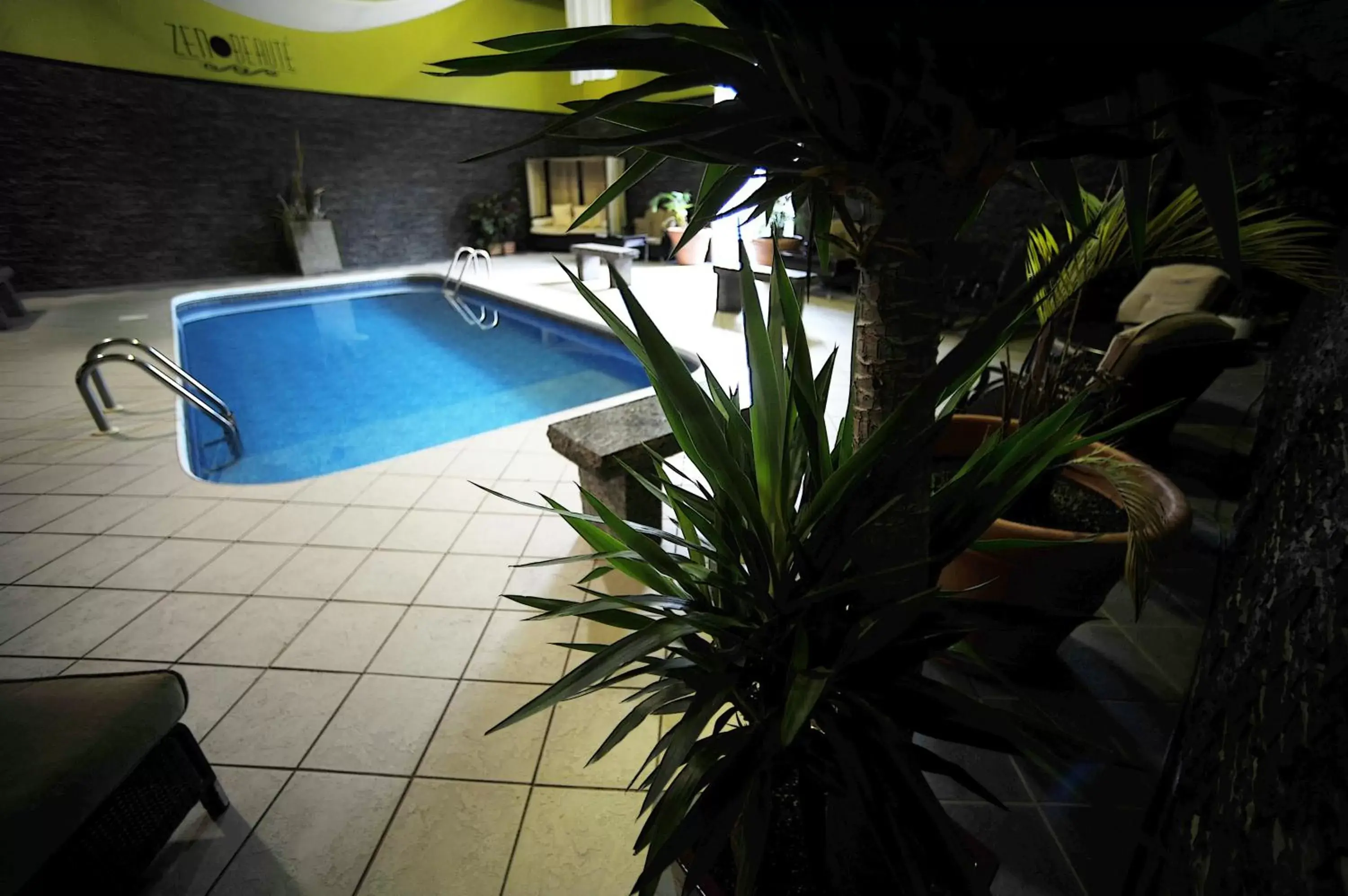 Swimming pool, Pool View in Hôtel Énergie Shawinigan