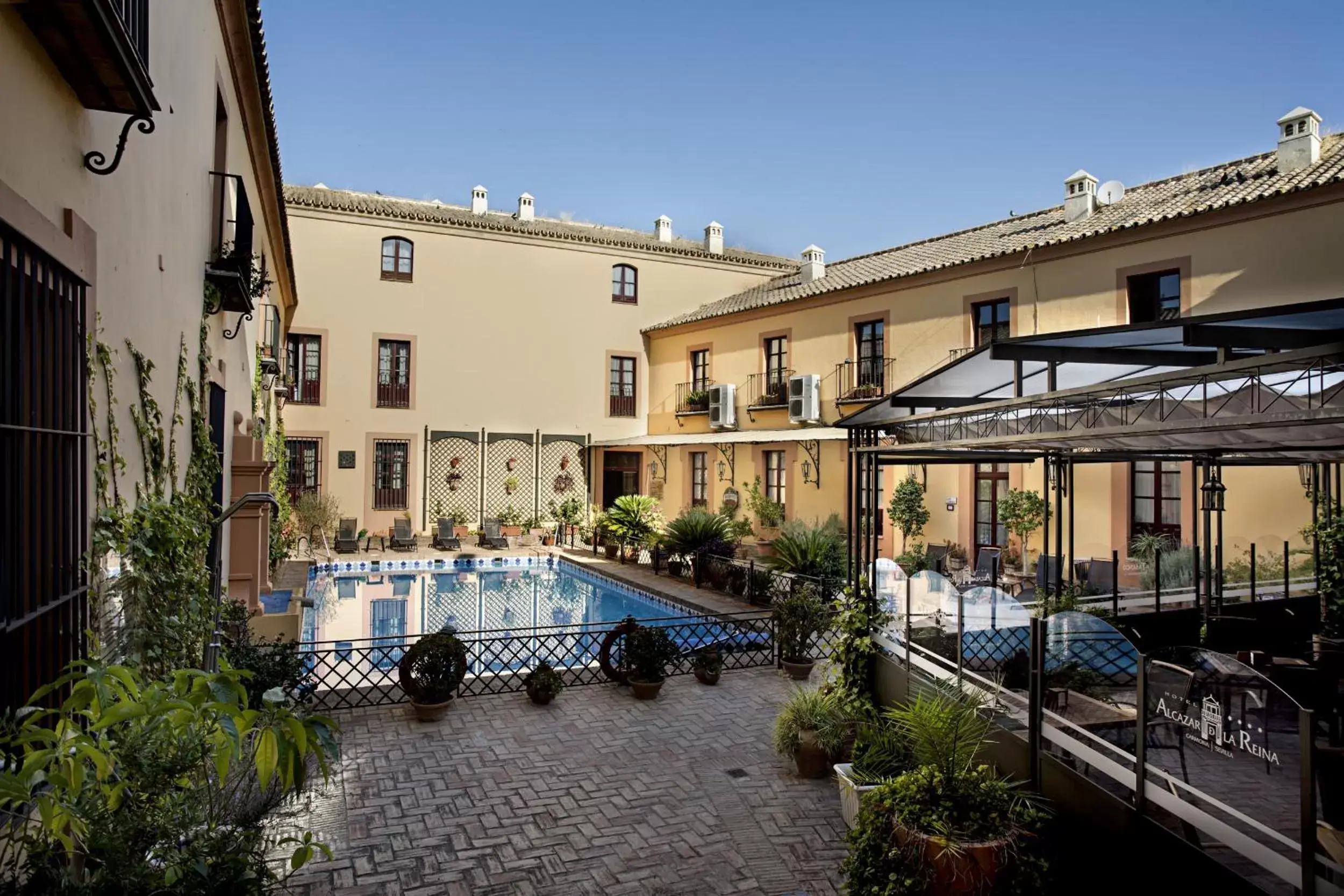 Patio, Swimming Pool in Hotel Alcázar de la Reina